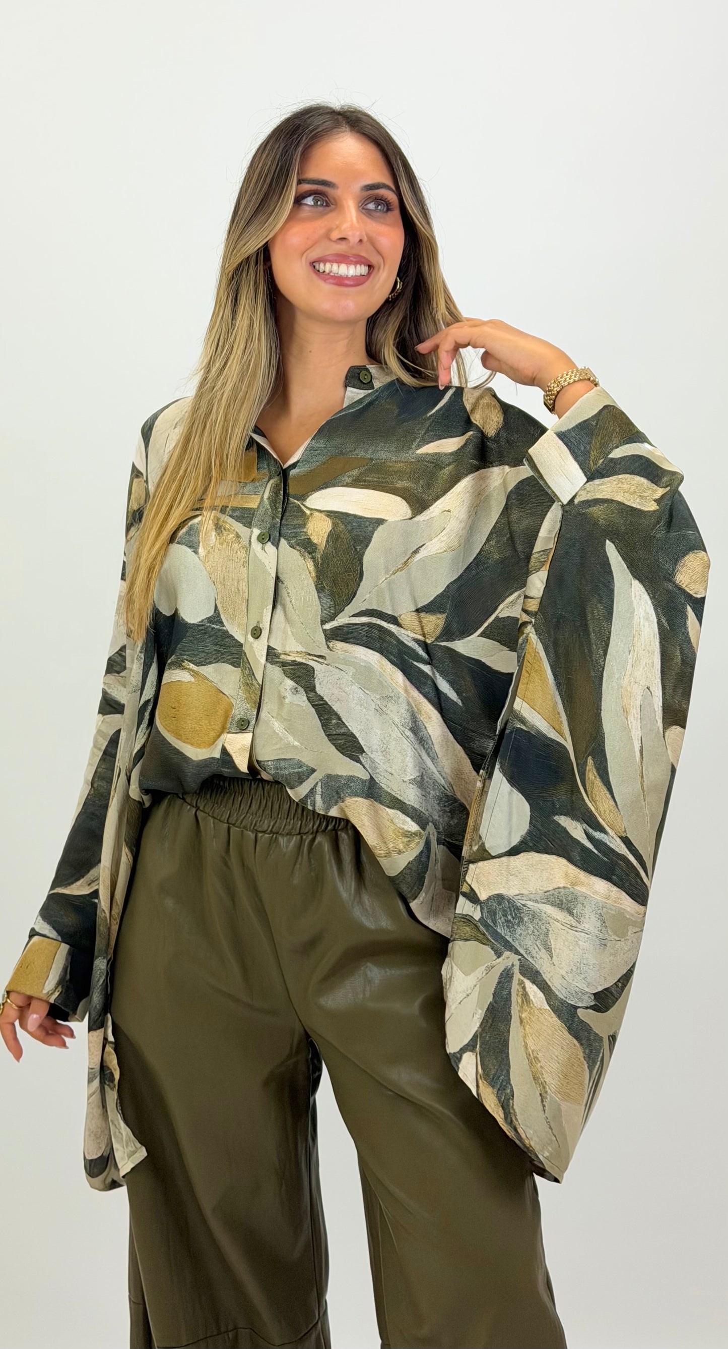 Blusa/poncho acetinada folhas tons verde