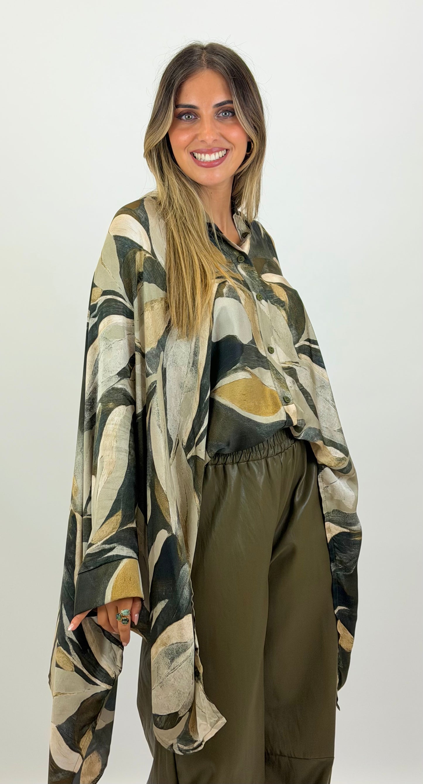 Blusa/poncho acetinada folhas tons verde