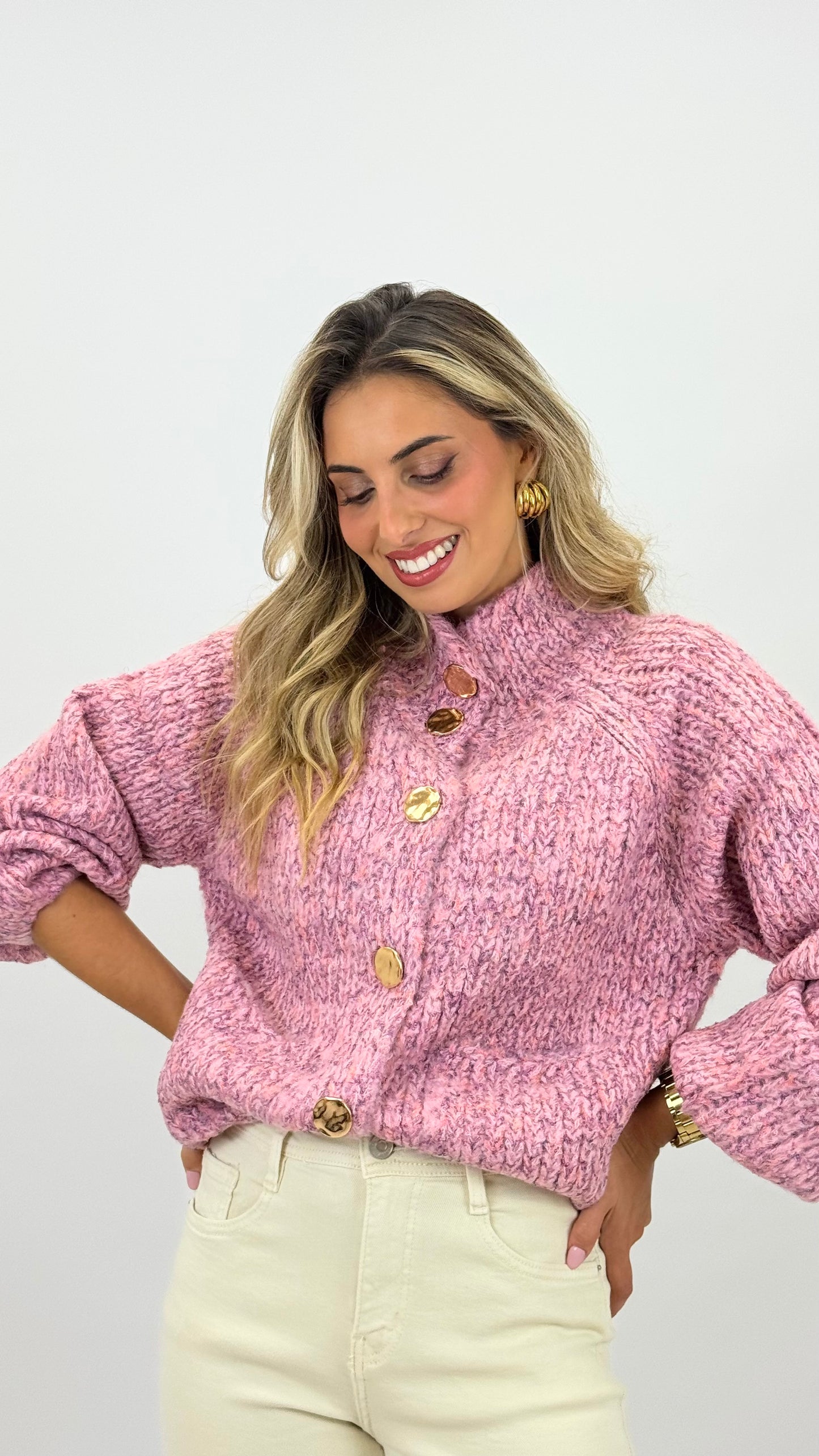 Casaco malha mesclado rosa com botões dourados