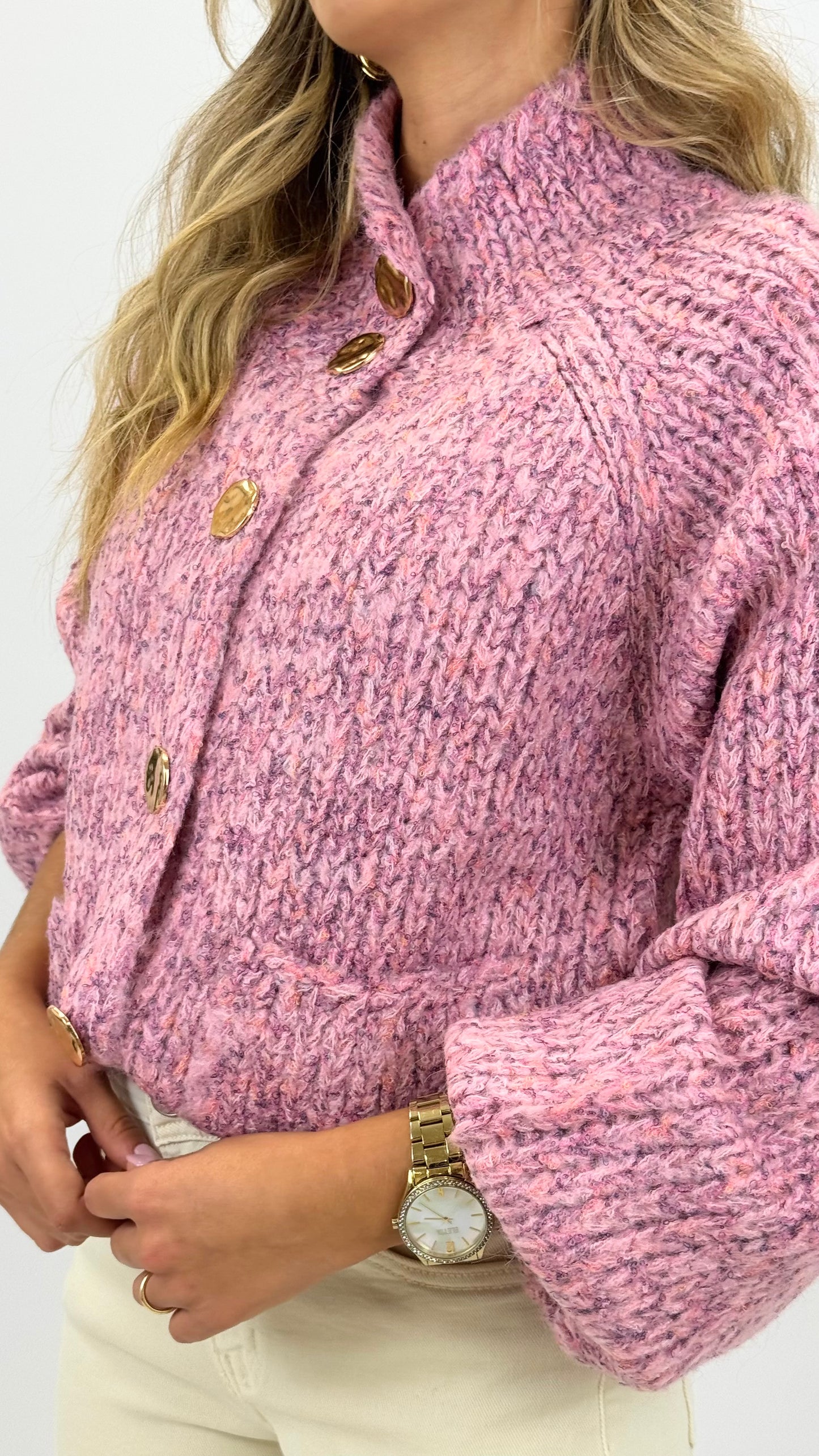 Casaco malha mesclado rosa com botões dourados
