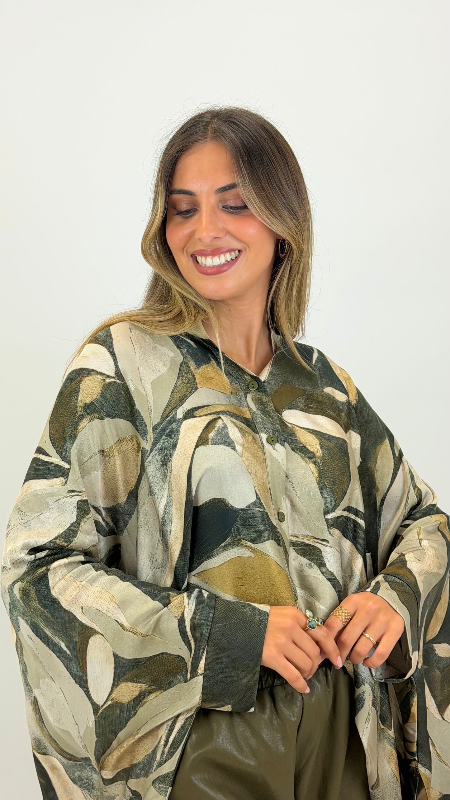 Blusa/poncho acetinada folhas tons verde