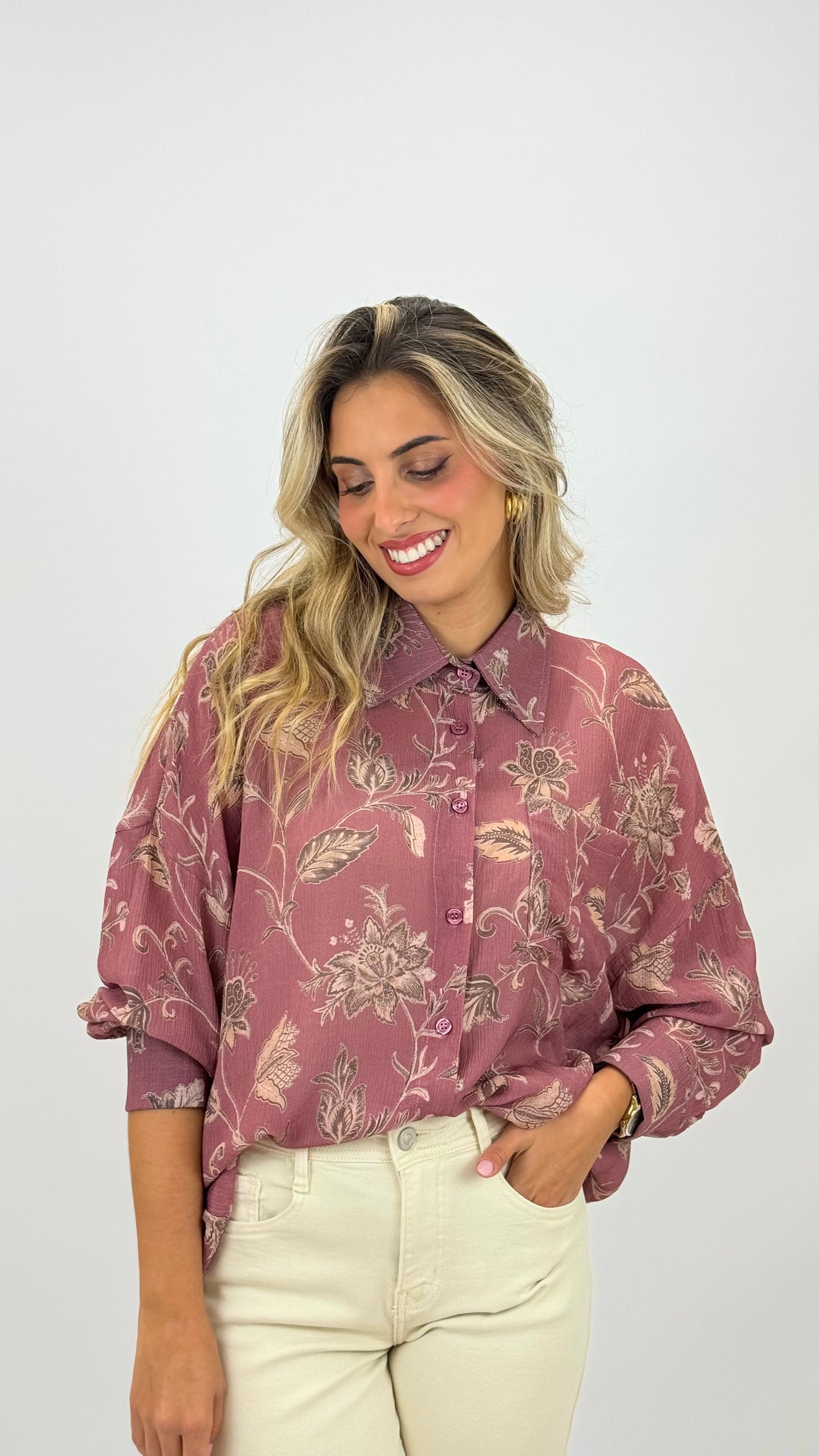 Blusa rosa-velho com estampado floral bege