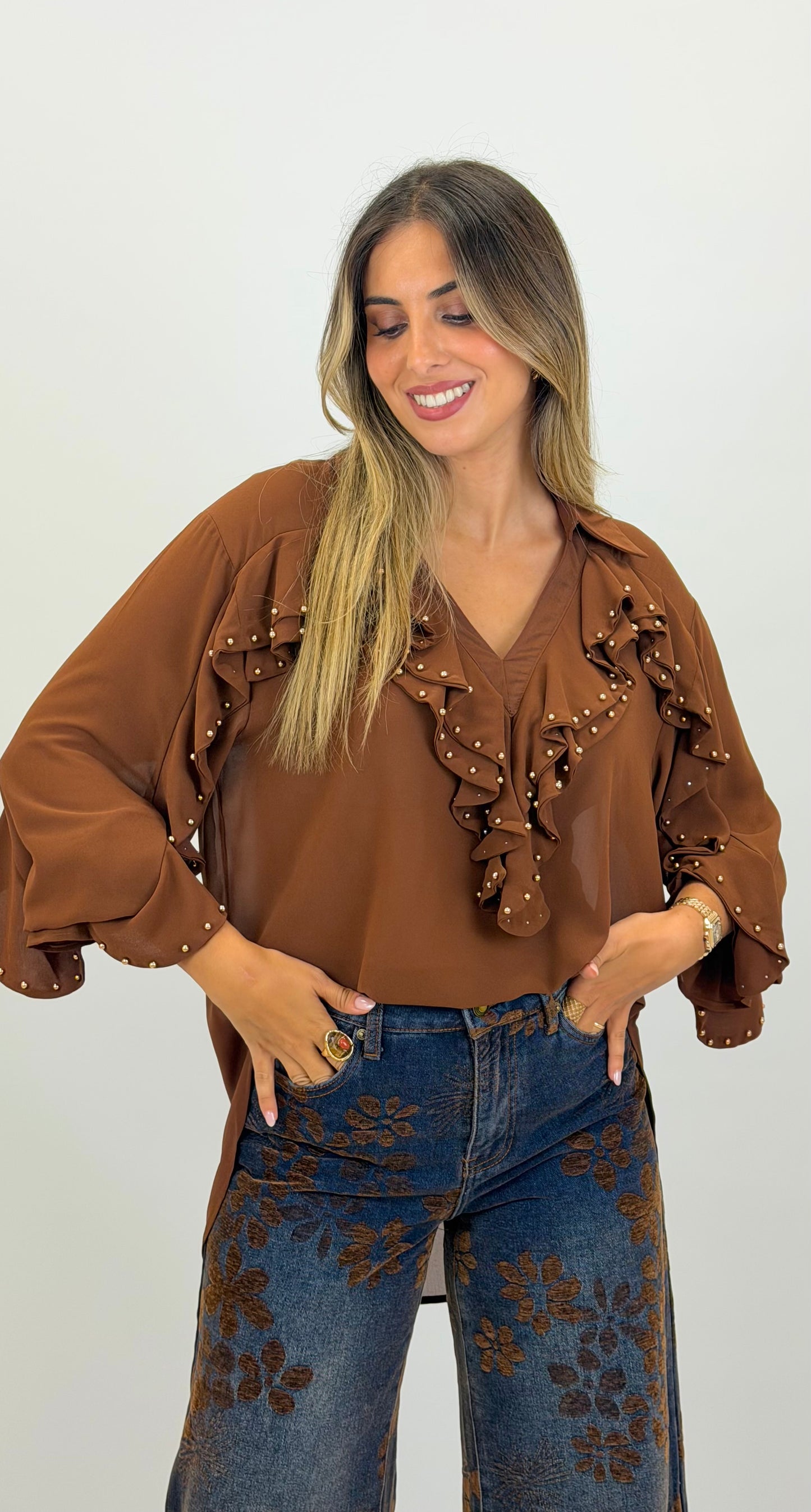 Blusa folhos com tachas douradas camel/ferrugem