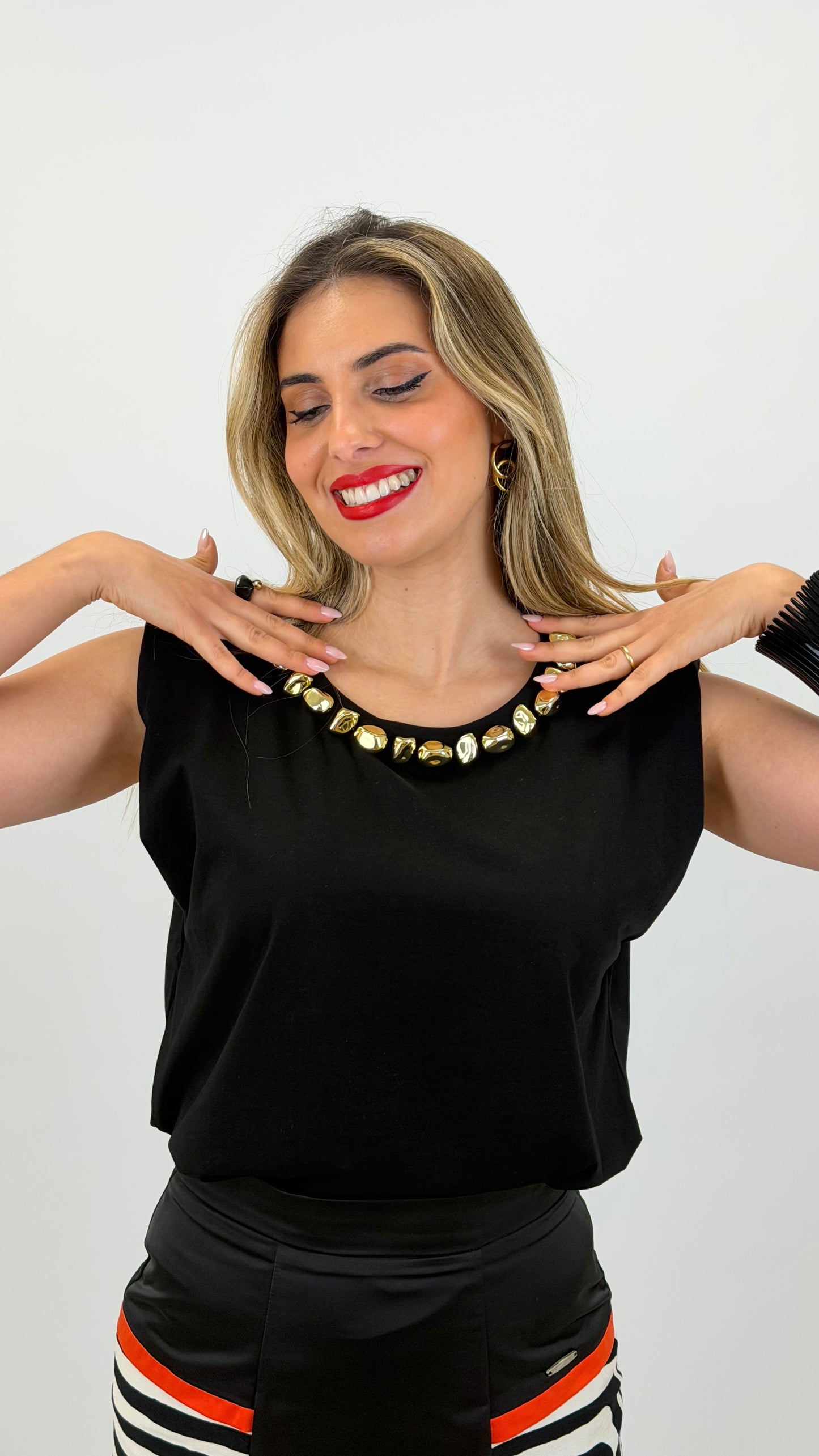 Blusa/t-shirt cavada preta com "colar" dourado