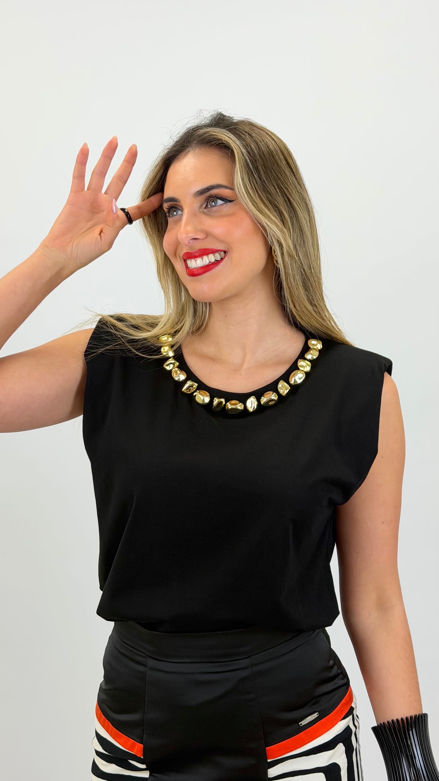 Blusa/t-shirt cavada preta com "colar" dourado