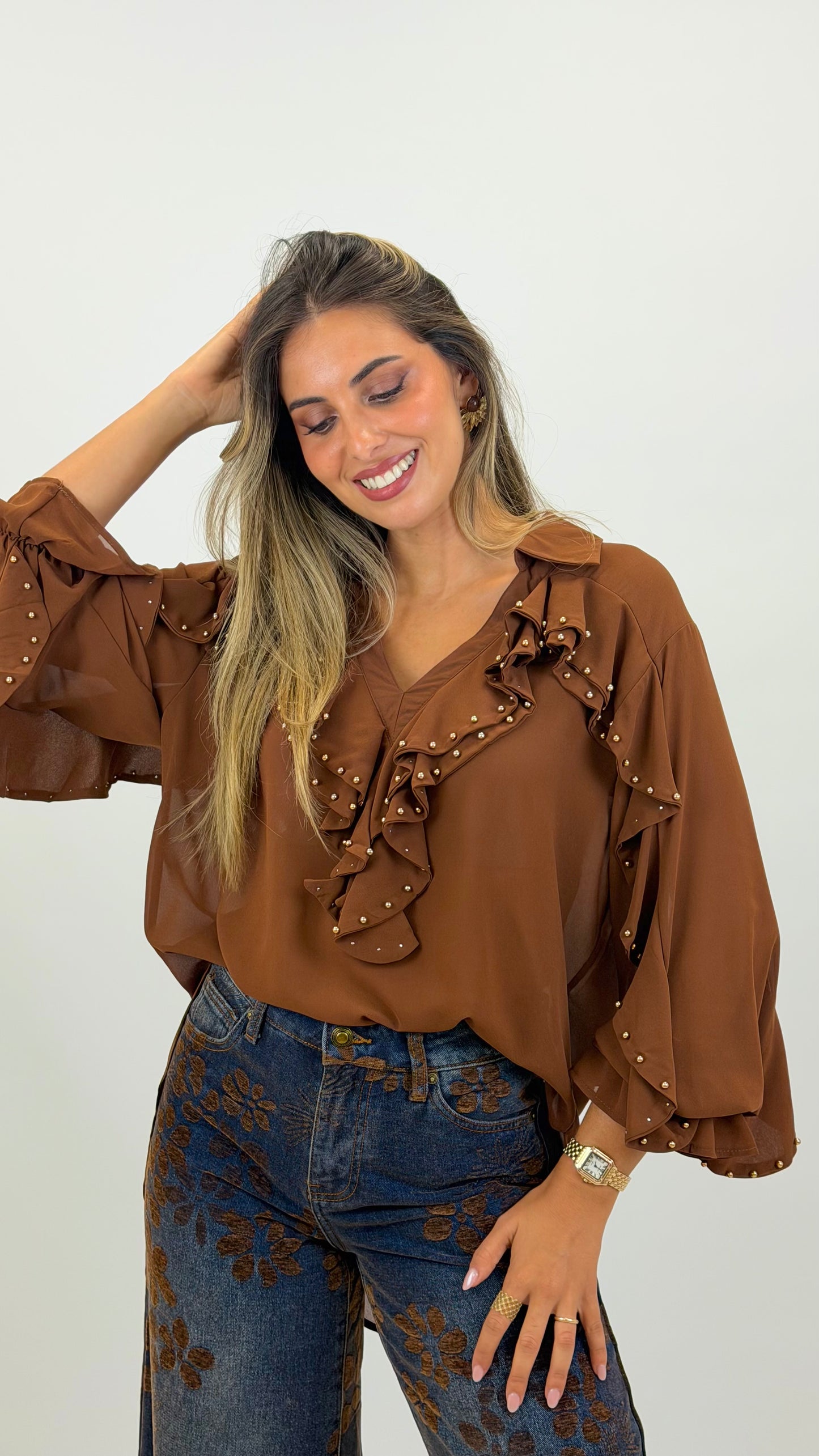 Blusa folhos com tachas douradas camel/ferrugem