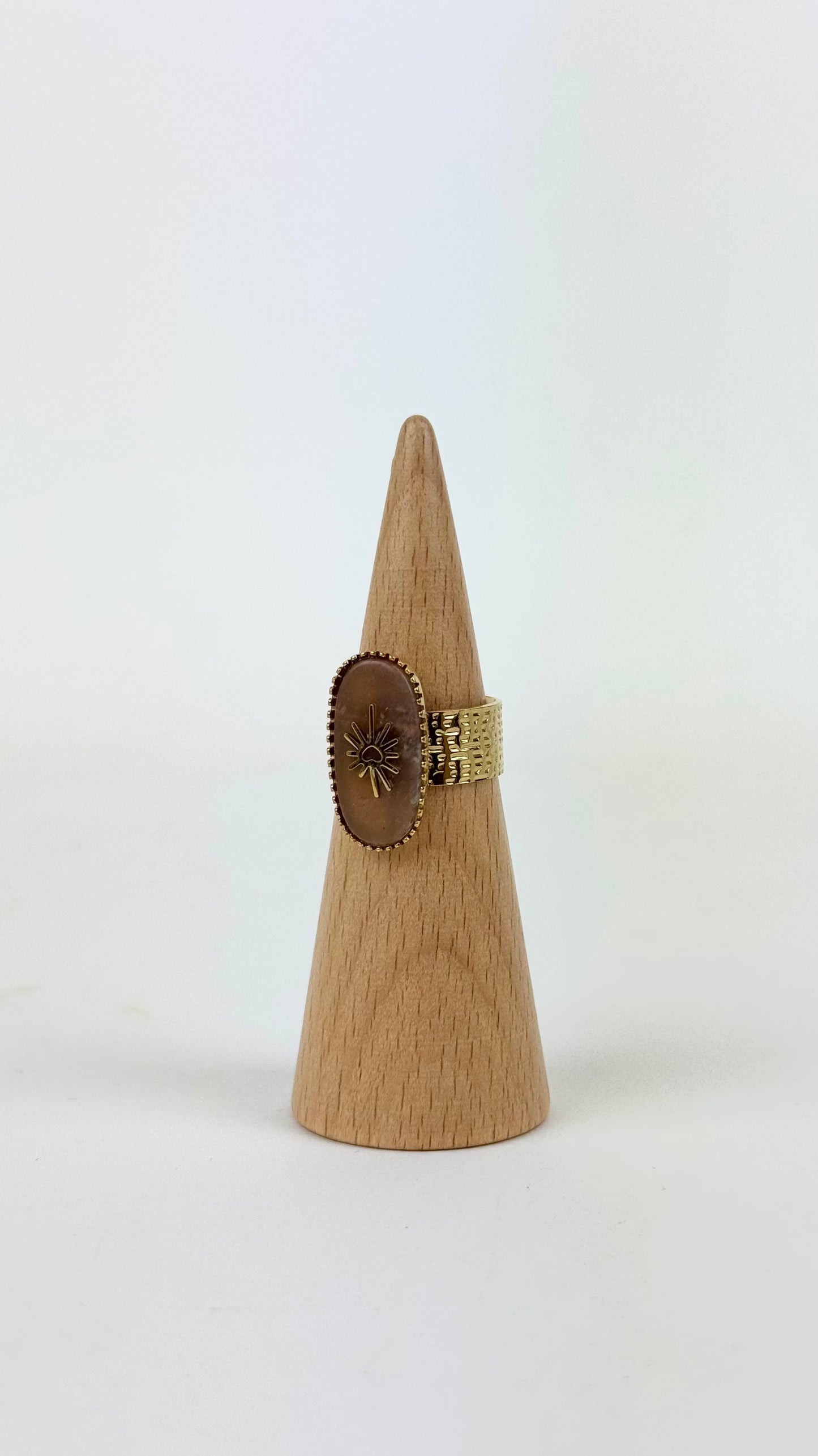 Anel aço dourado ajustável com pedra castanha