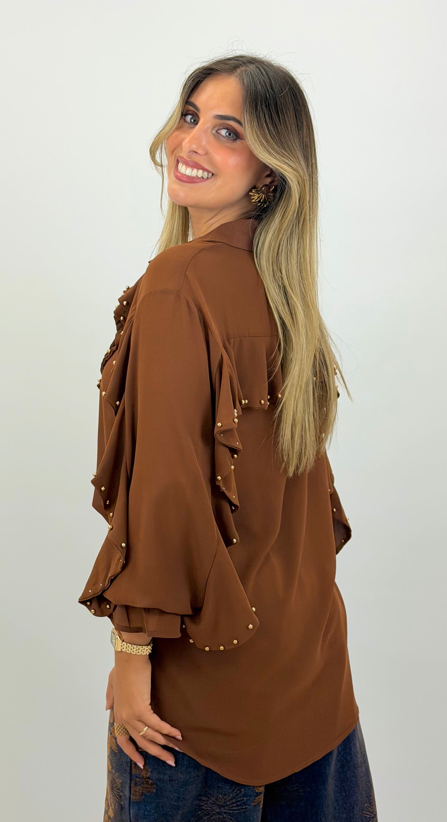 Blusa folhos com tachas douradas camel/ferrugem