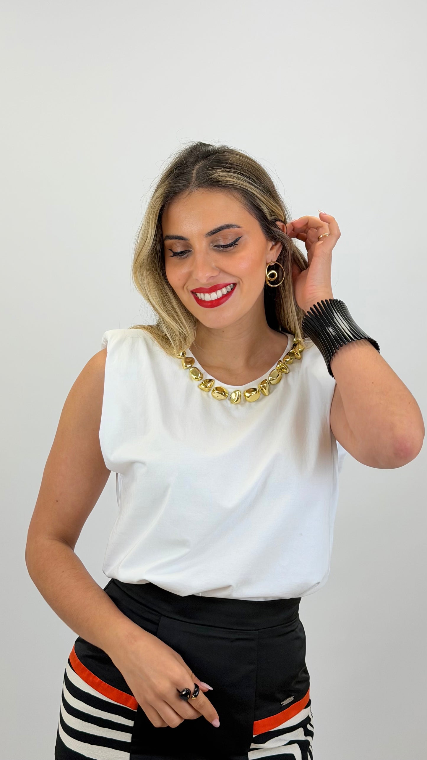 Blusa/t-shirt cavada branca com "colar" dourado
