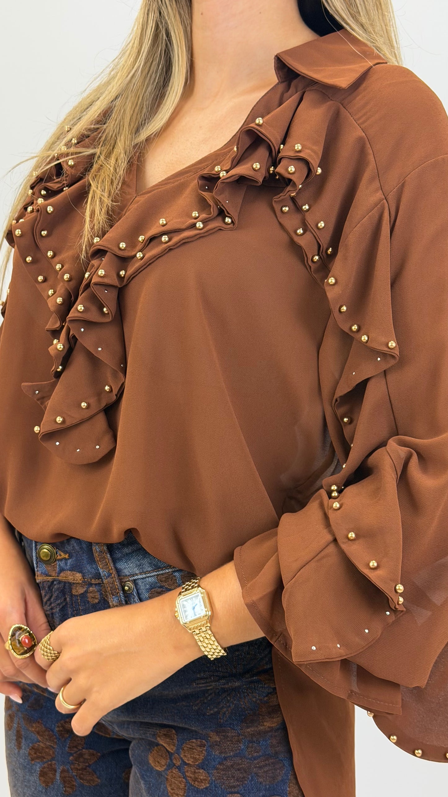 Blusa folhos com tachas douradas camel/ferrugem
