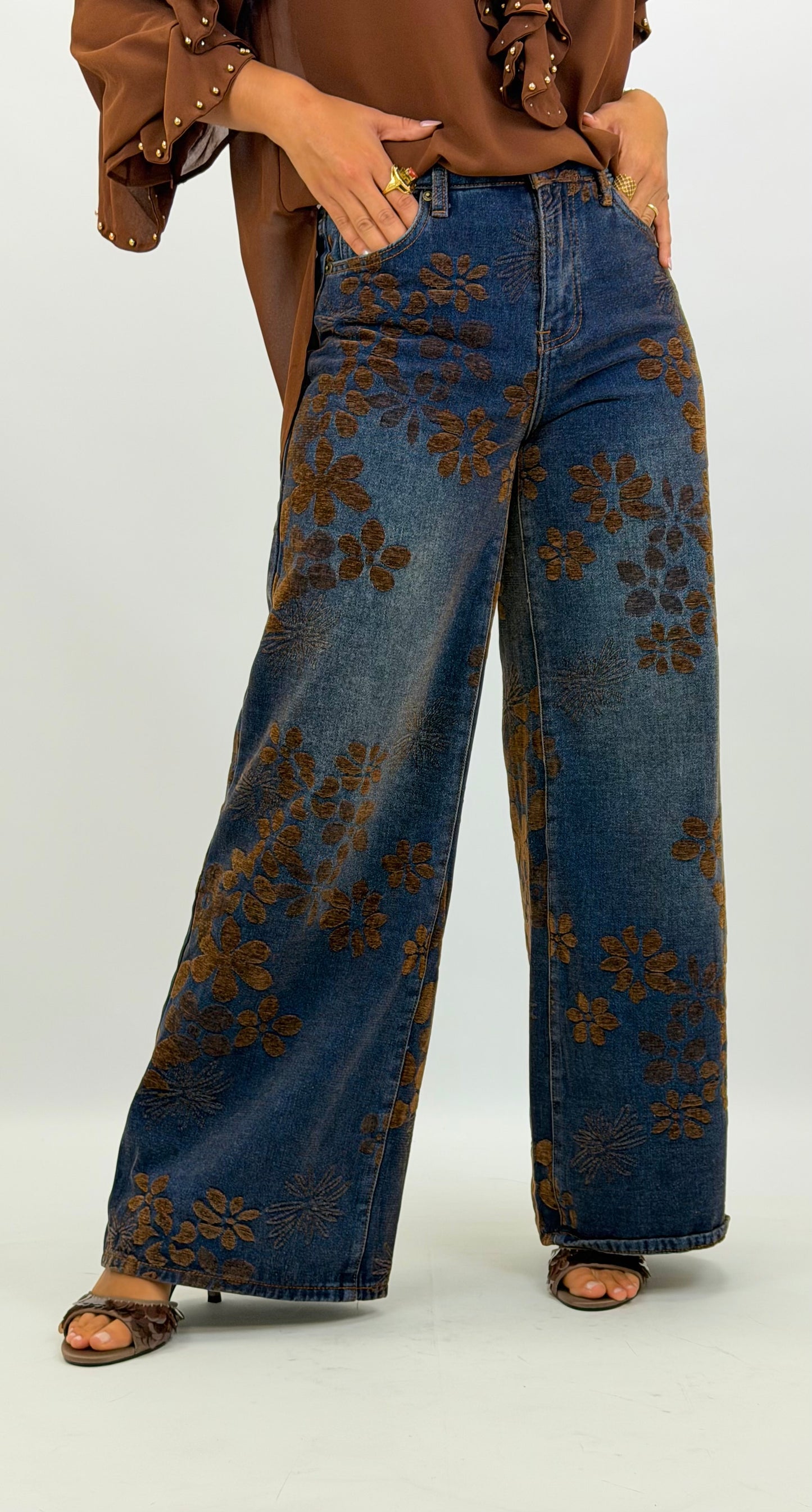Calça ganga com estampado em relevo flores camel