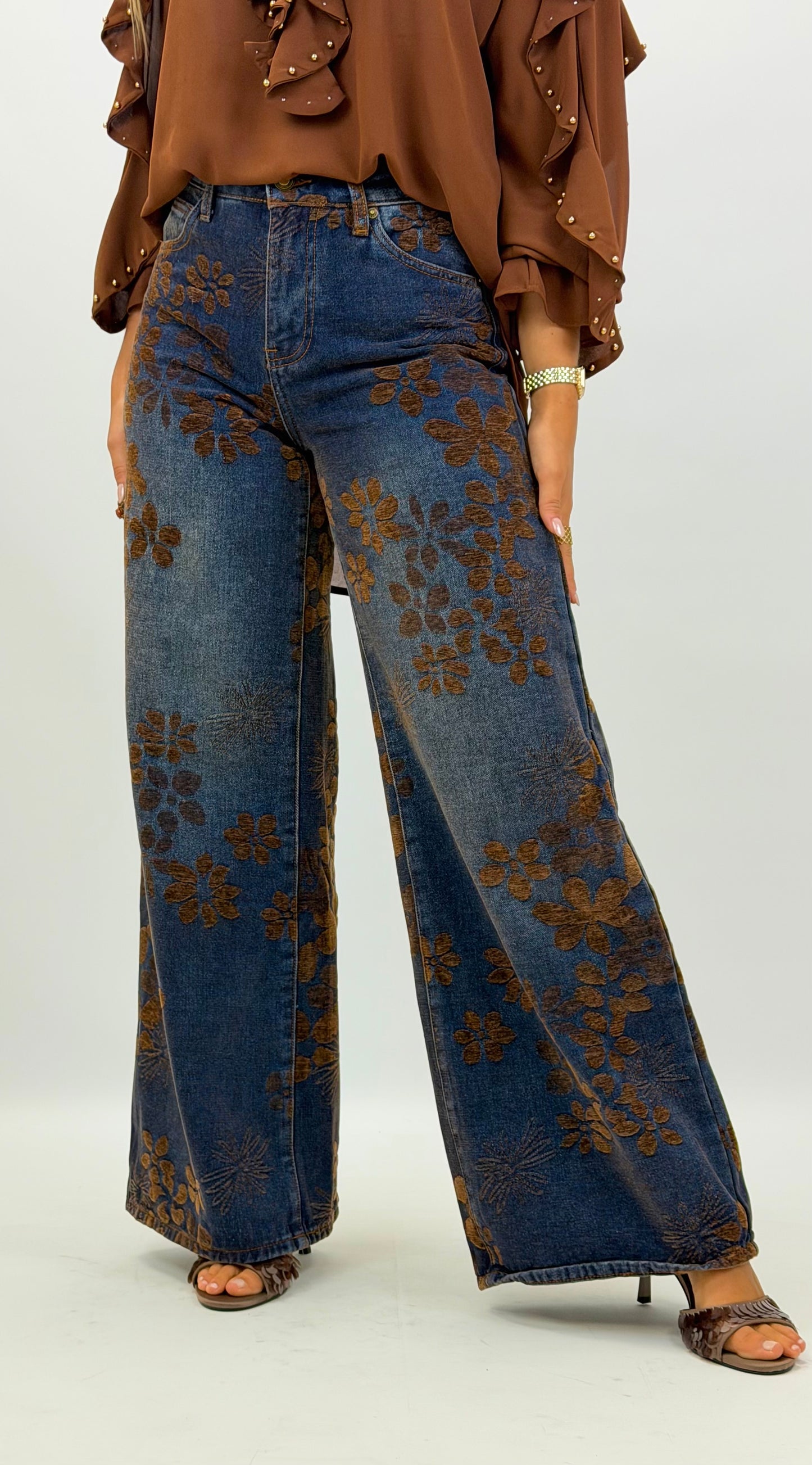 Calça ganga com estampado em relevo flores camel