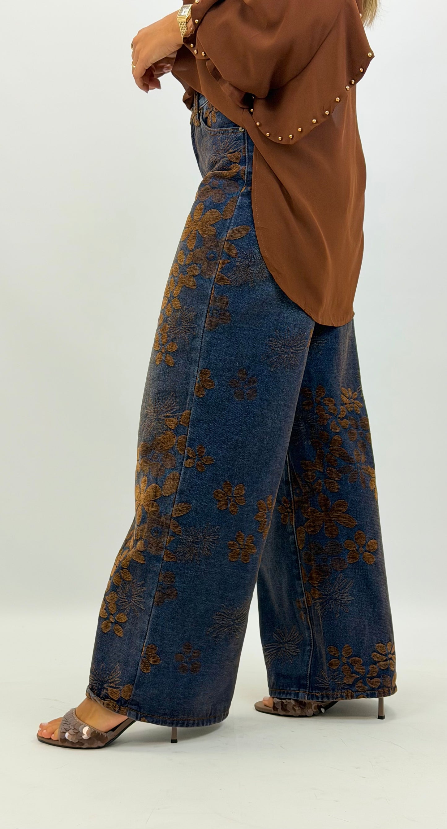 Calça ganga com estampado em relevo flores camel