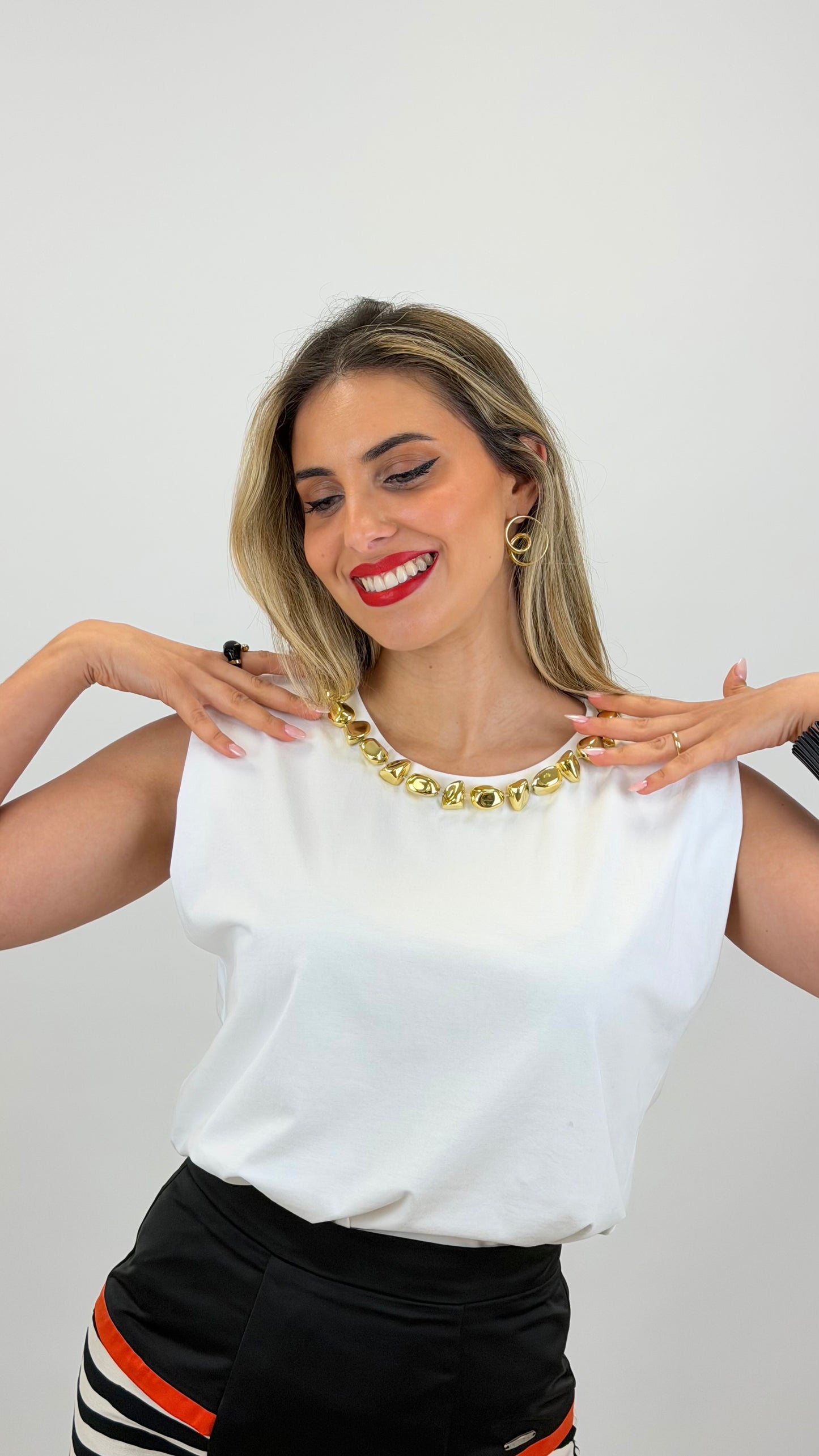 Blusa/t-shirt cavada branca com "colar" dourado