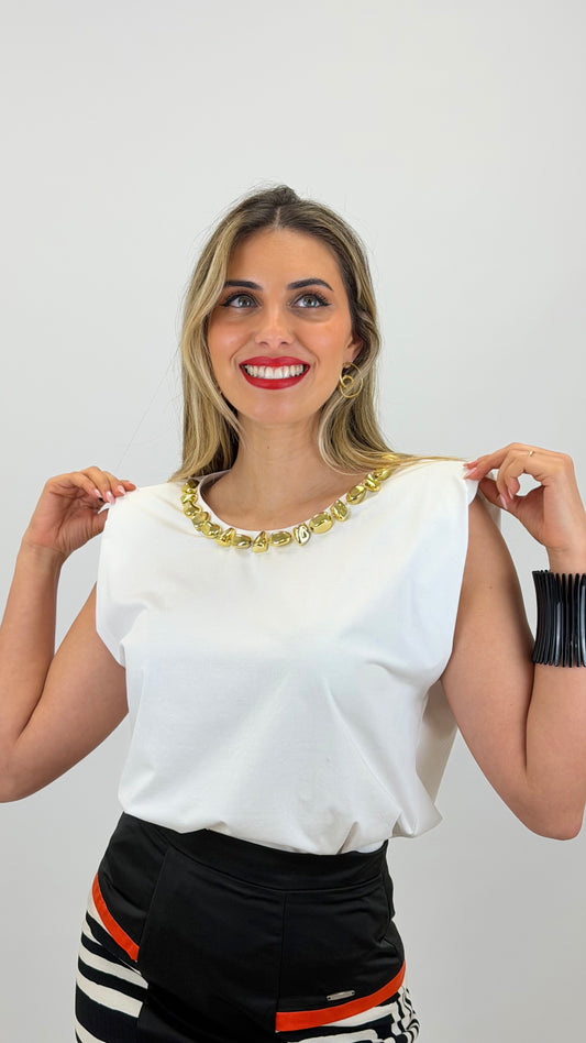 Blusa/t-shirt cavada branca com "colar" dourado