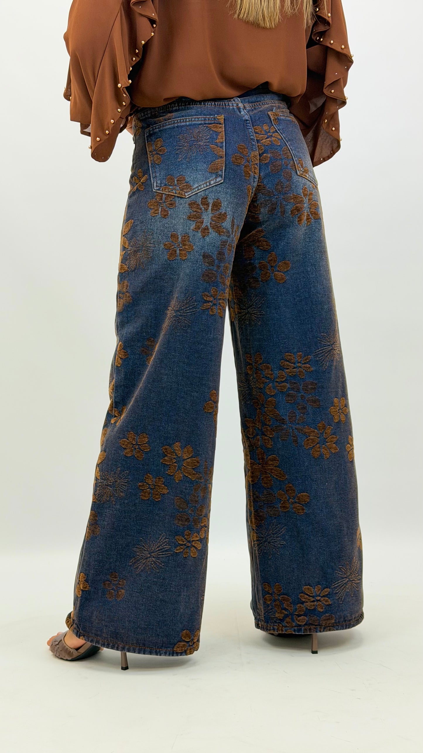 Calça ganga com estampado em relevo flores camel