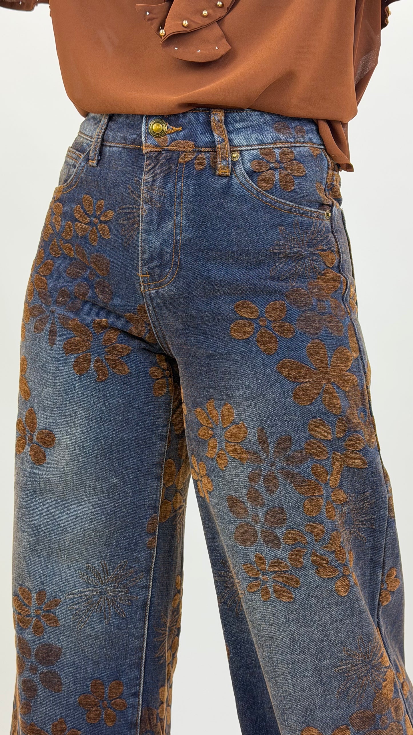Calça ganga com estampado em relevo flores camel