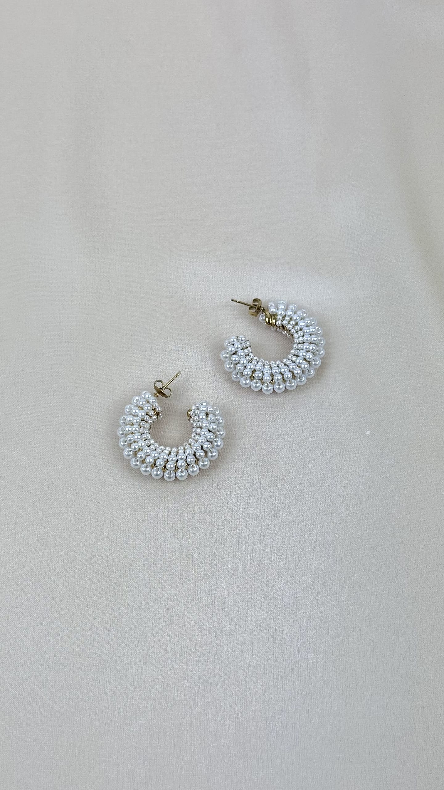 Argolas aço dourado com pequeninas pérolas