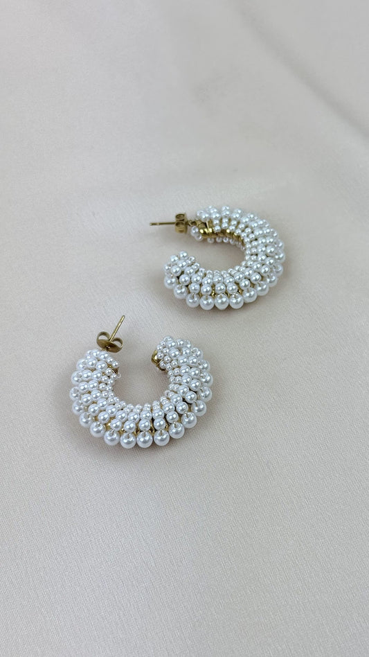 Argolas aço dourado com pequeninas pérolas
