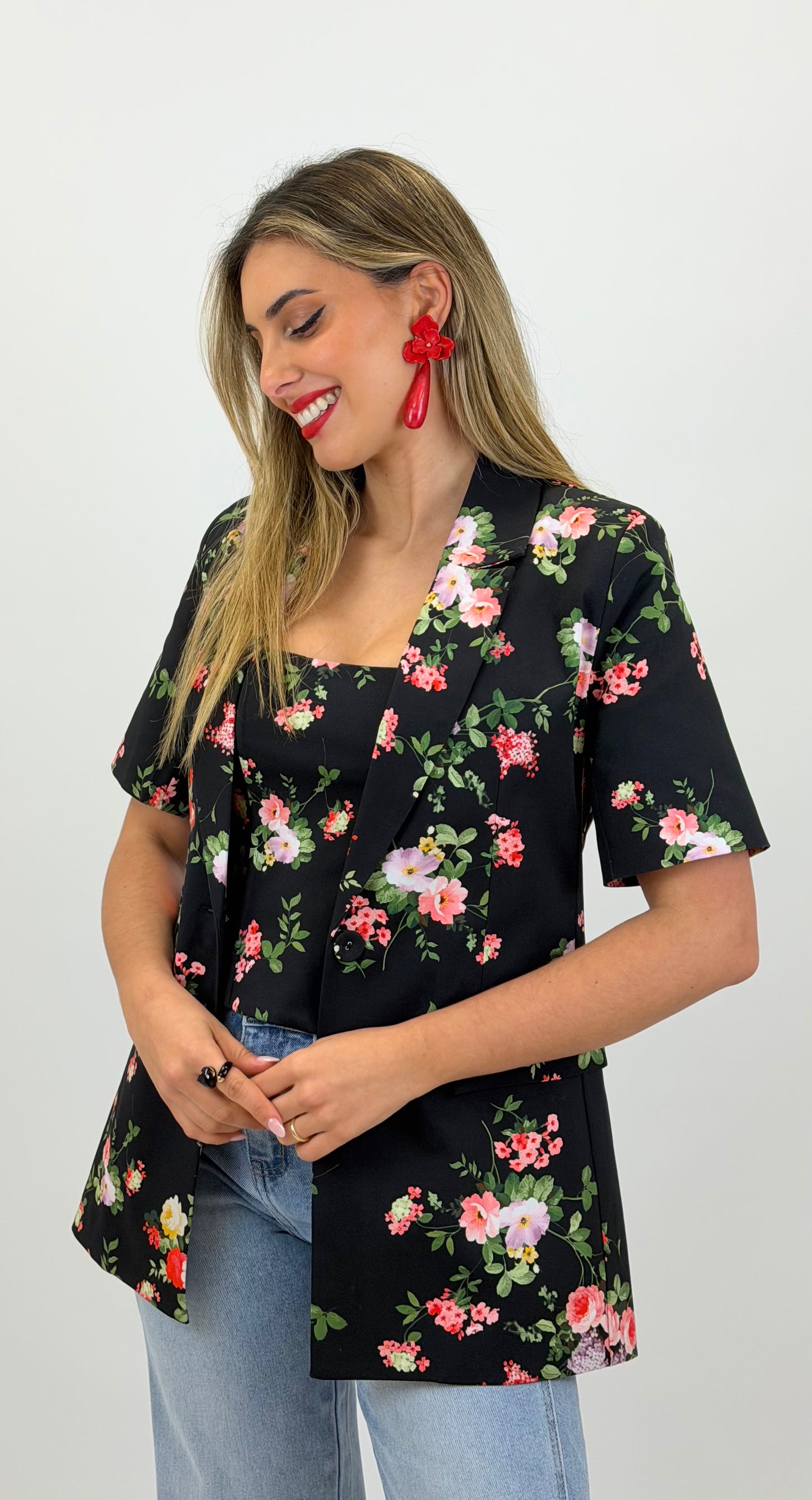 Blazer manga curta preto com estampado floral