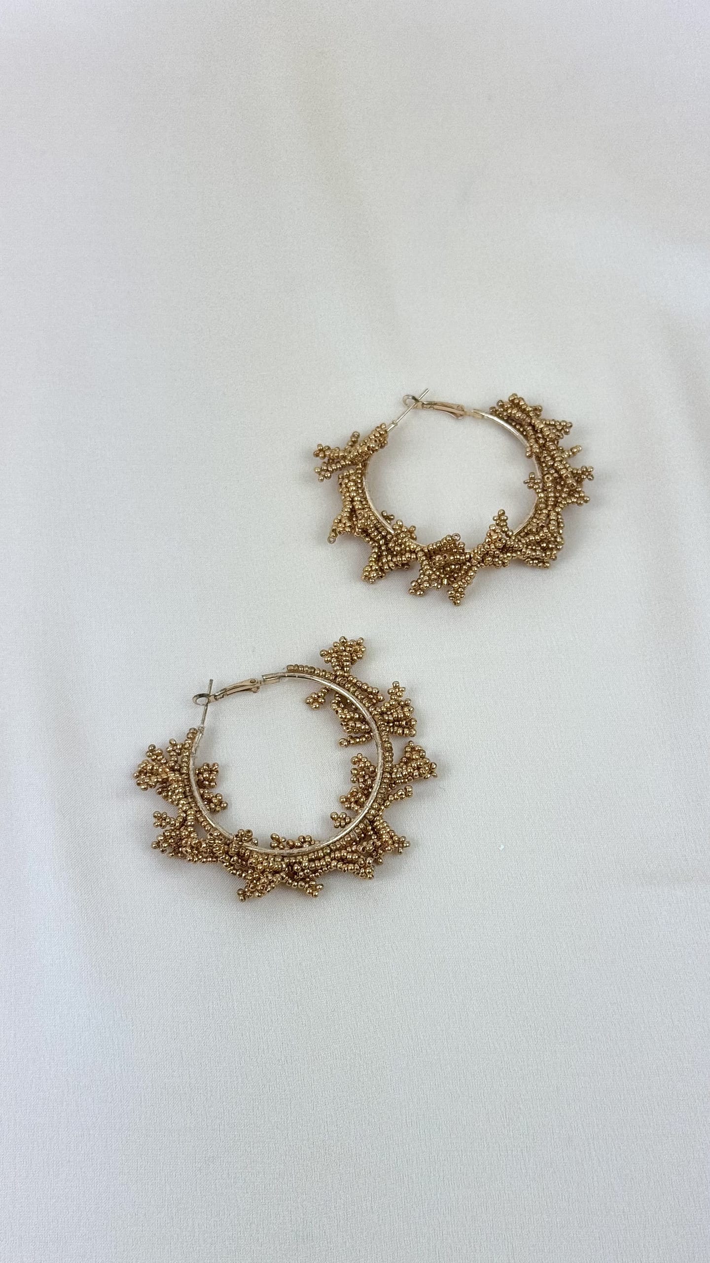Argolas com misangas dourado velho