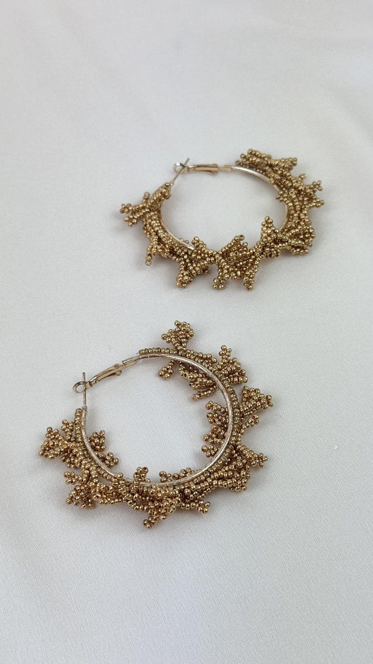 Argolas com misangas dourado velho