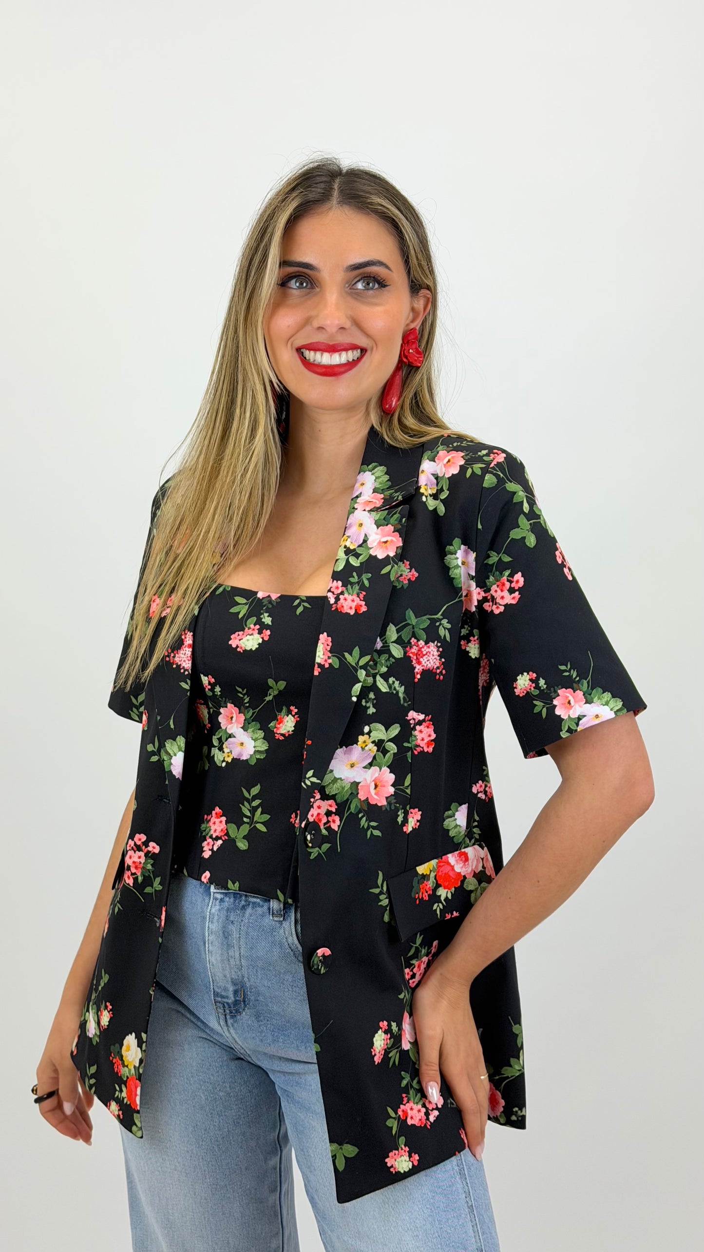 Blazer manga curta preto com estampado floral