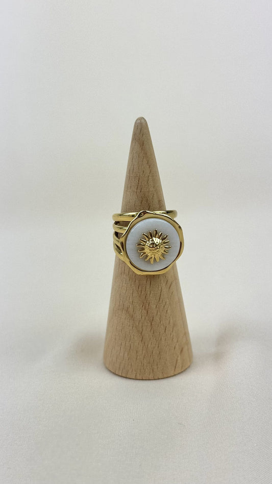 Anel aço dourado e pedra branca com roseta