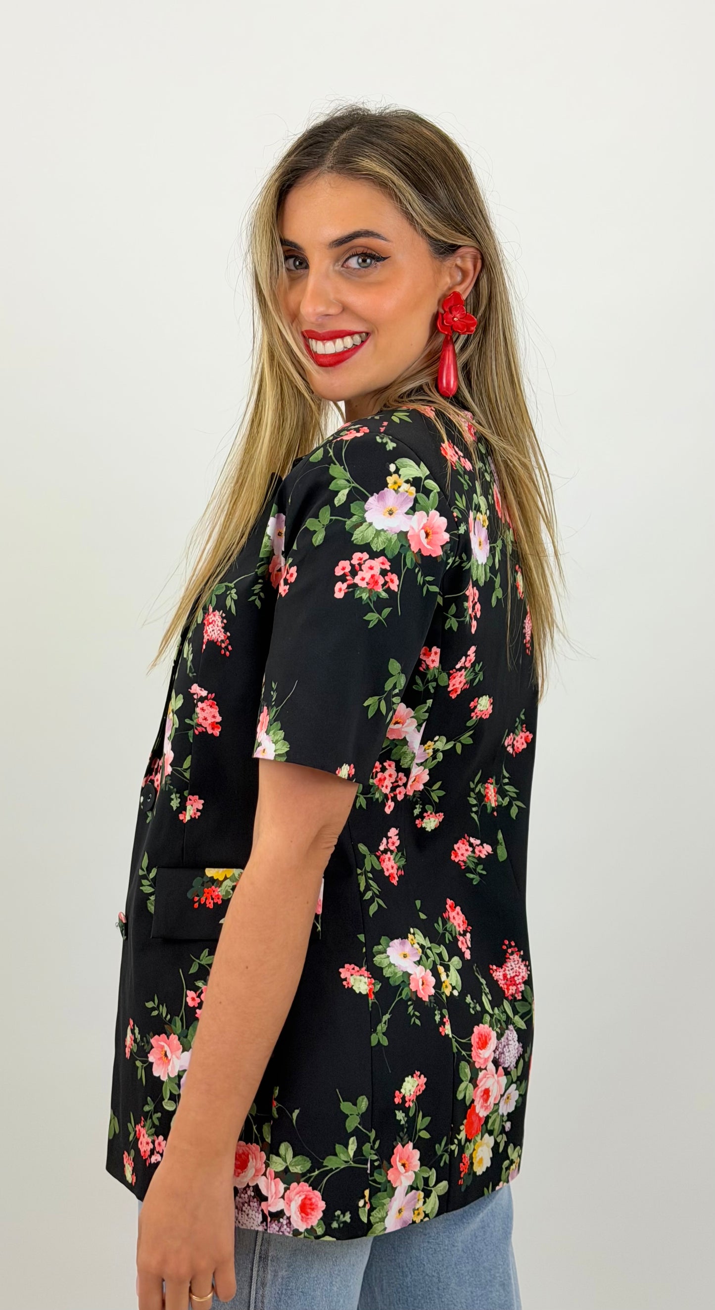 Blazer manga curta preto com estampado floral