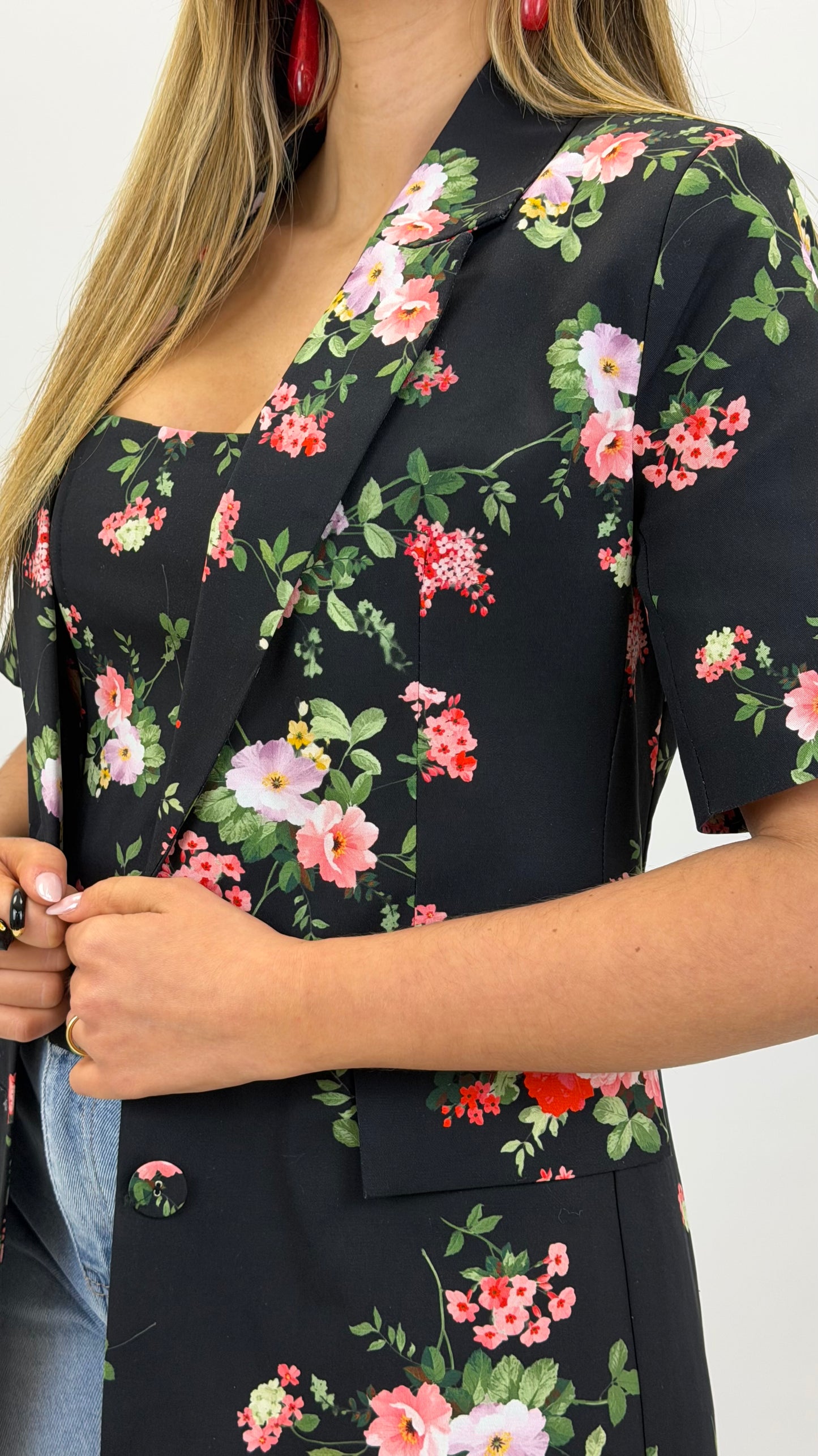 Blazer manga curta preto com estampado floral
