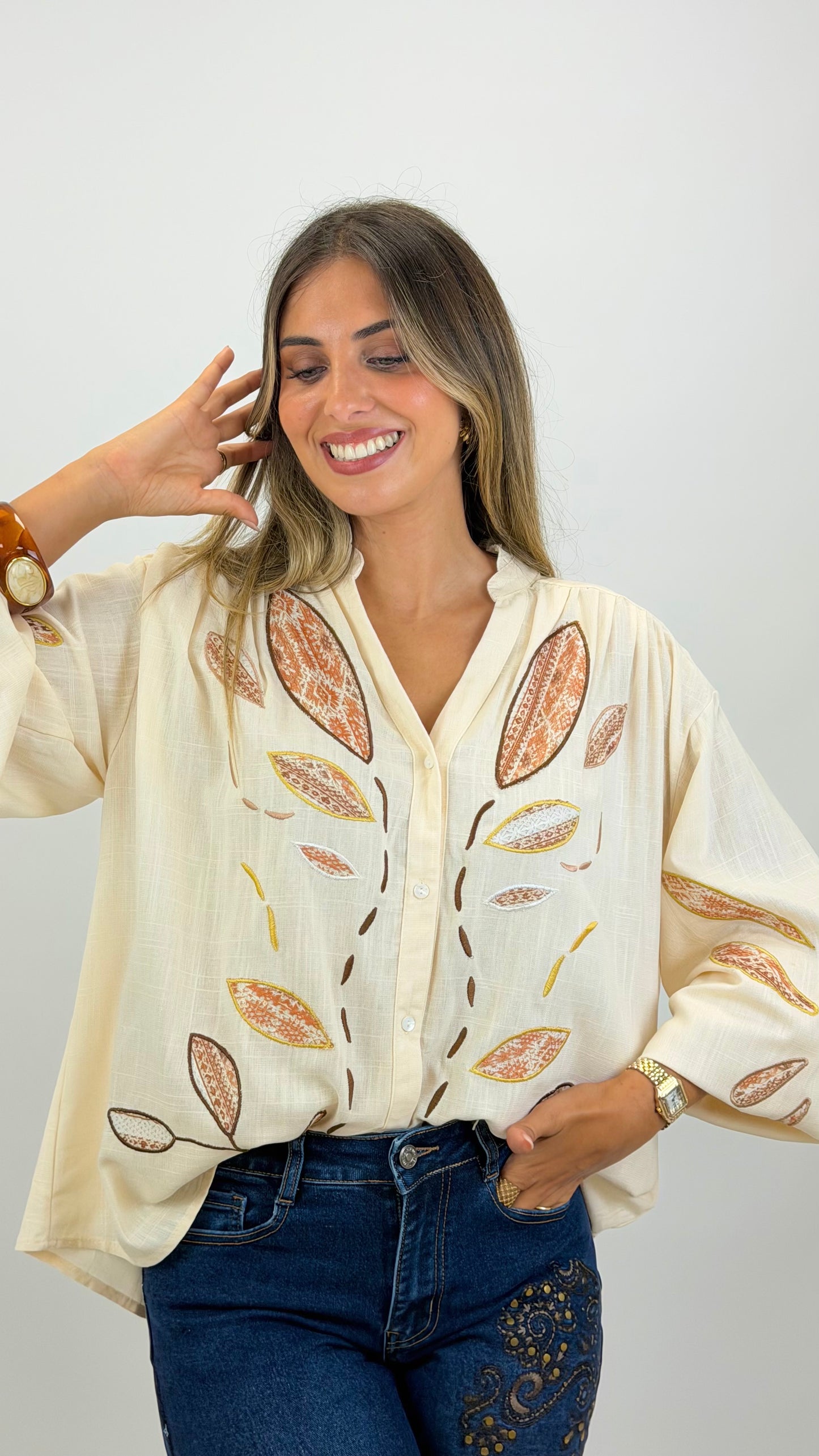 Blusa creme com bordado floral tons telha