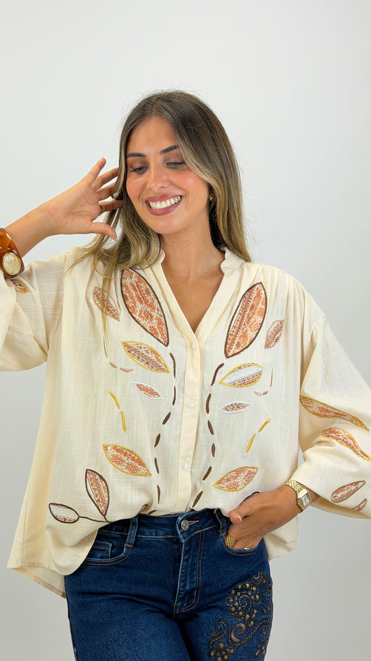 Blusa creme com bordado floral tons telha