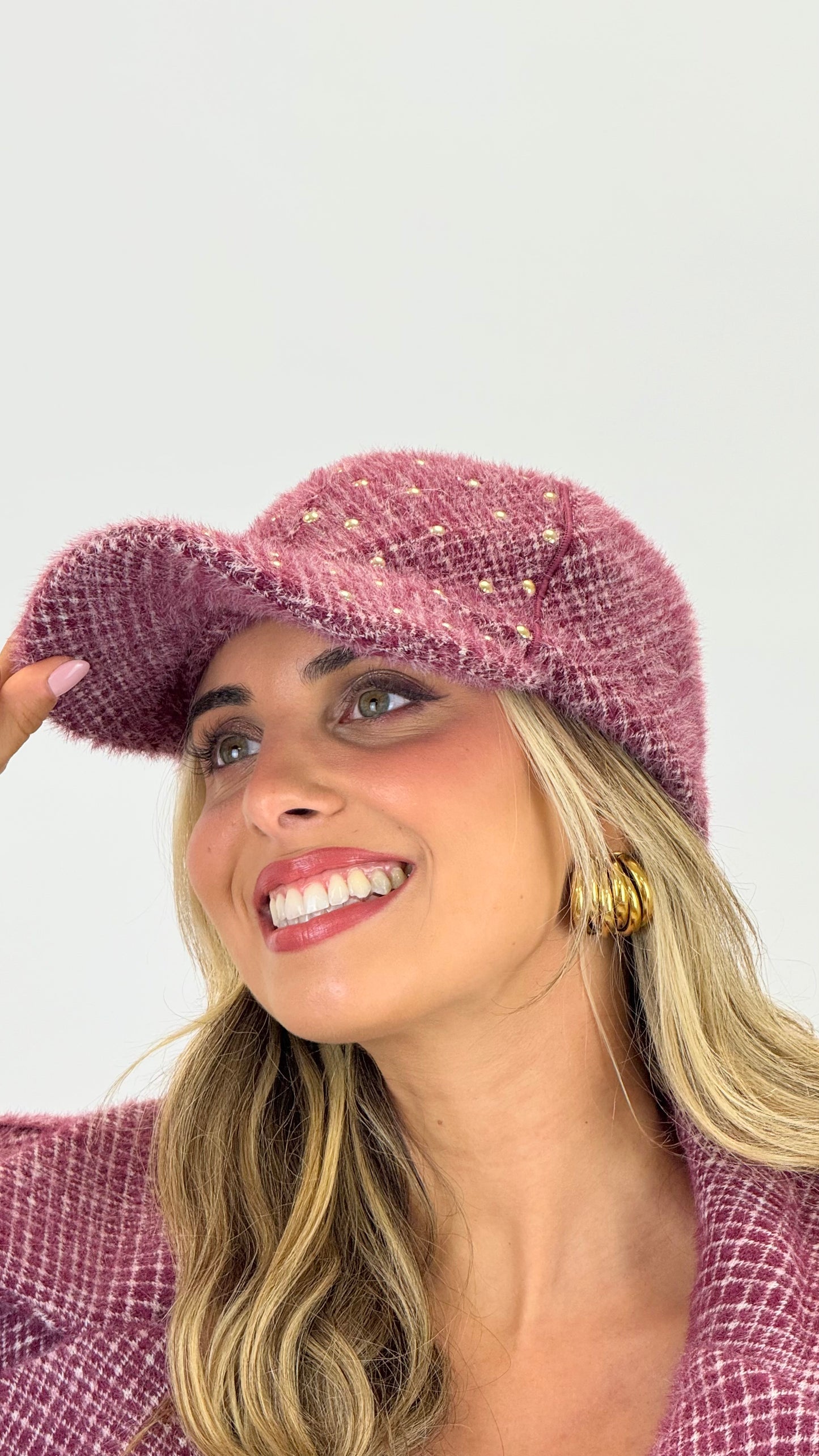 Chapéu tons bordeaux/amora com tachas douradas