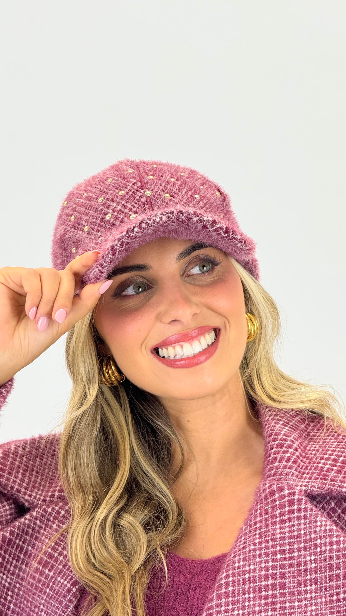 Chapéu tons bordeaux/amora com tachas douradas