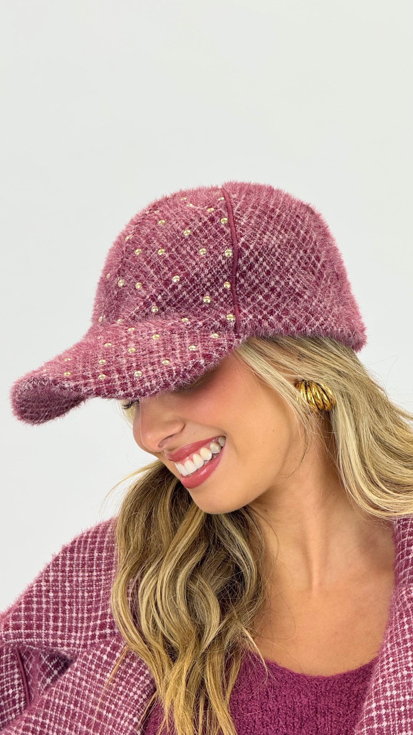 Chapéu tons bordeaux/amora com tachas douradas