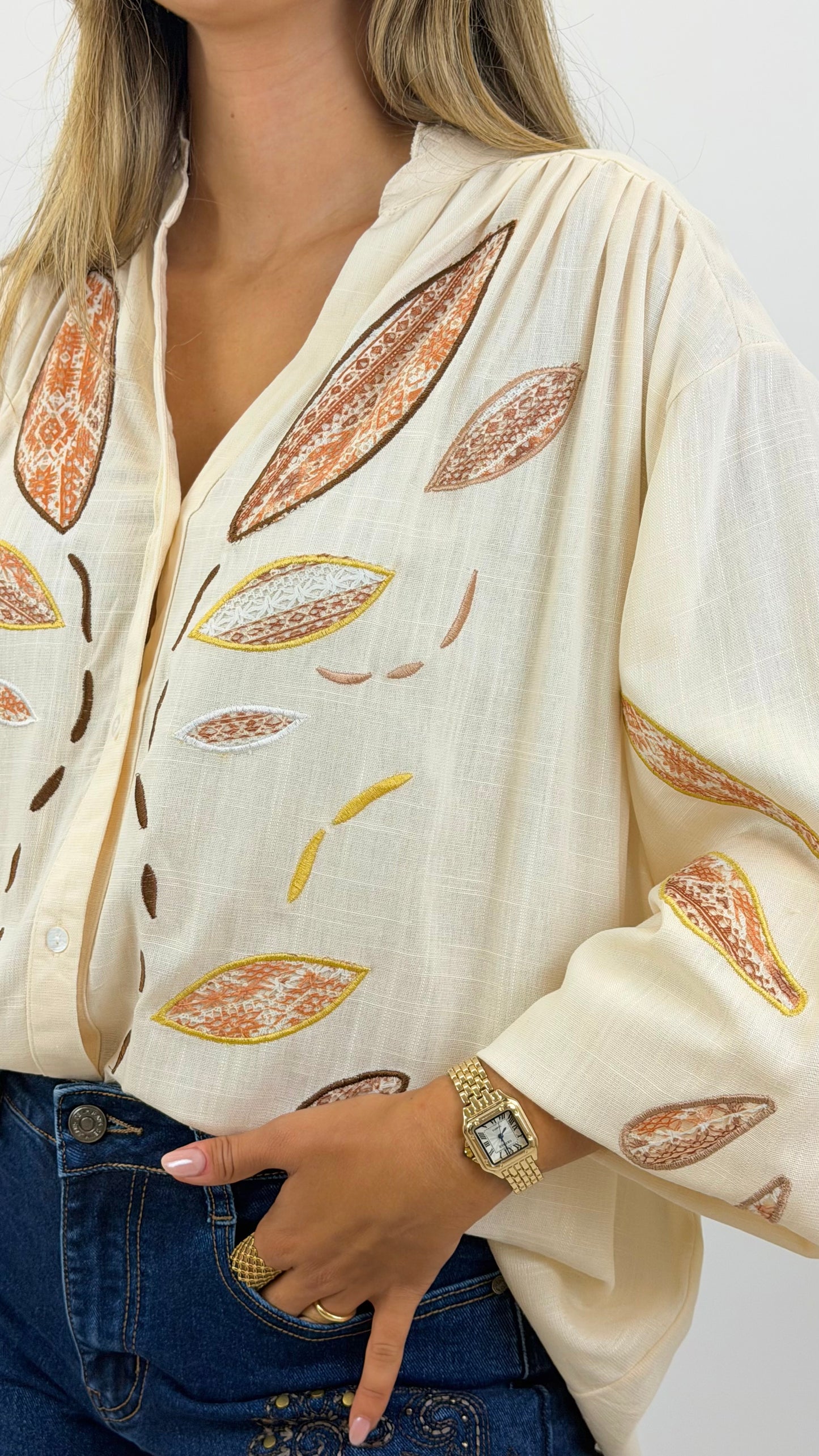 Blusa creme com bordado floral tons telha