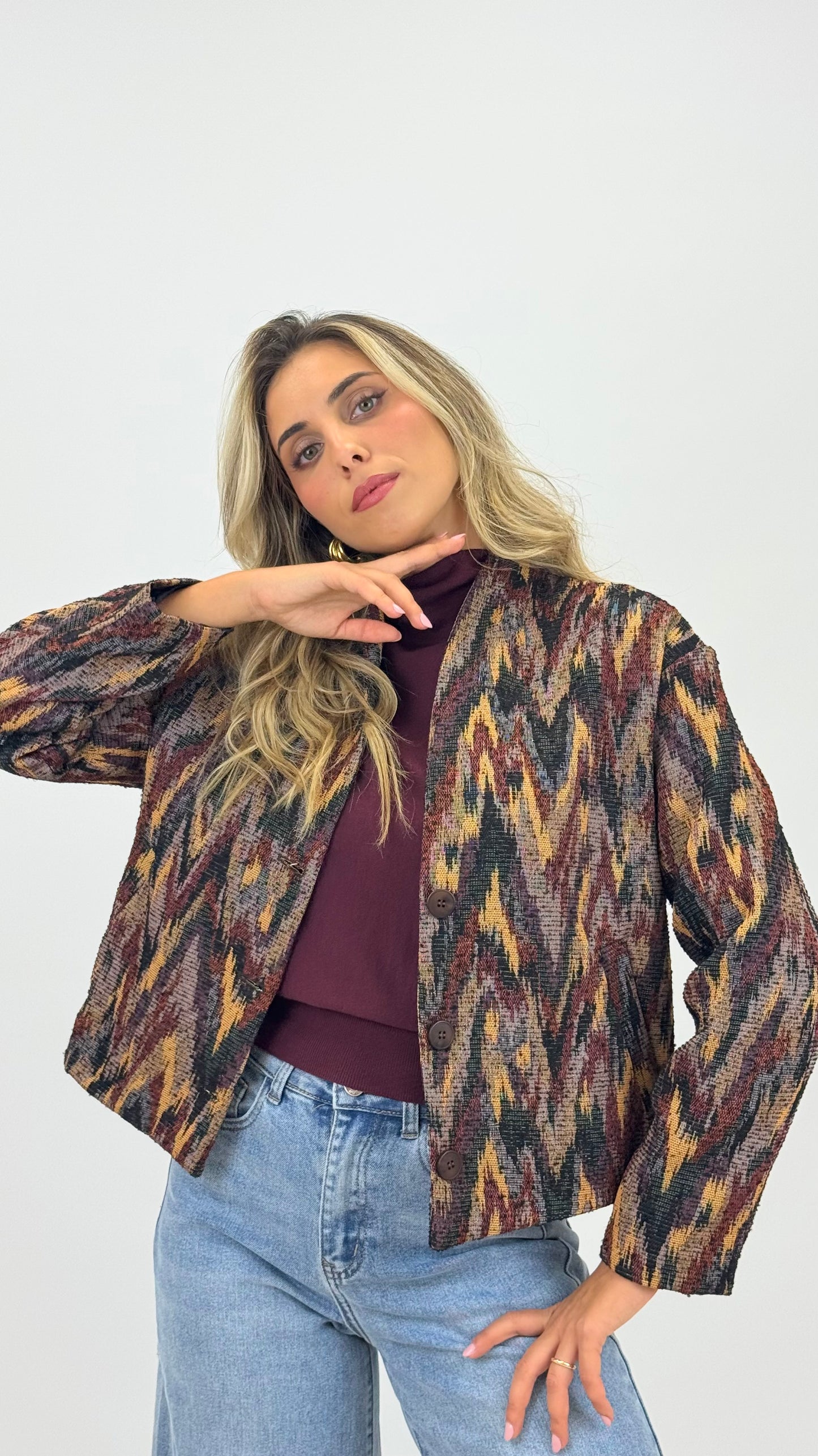 Casaco zig-zag tons preto, bordeaux e mostarda