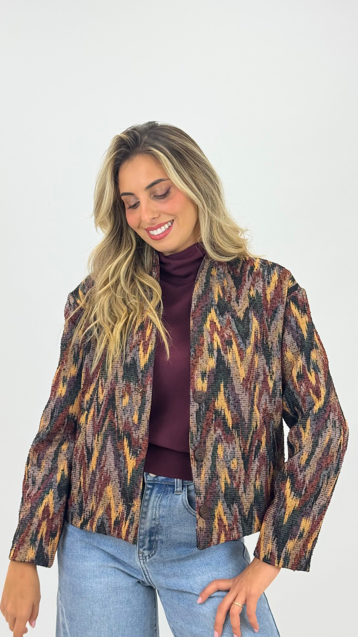 Casaco zig-zag tons preto, bordeaux e mostarda