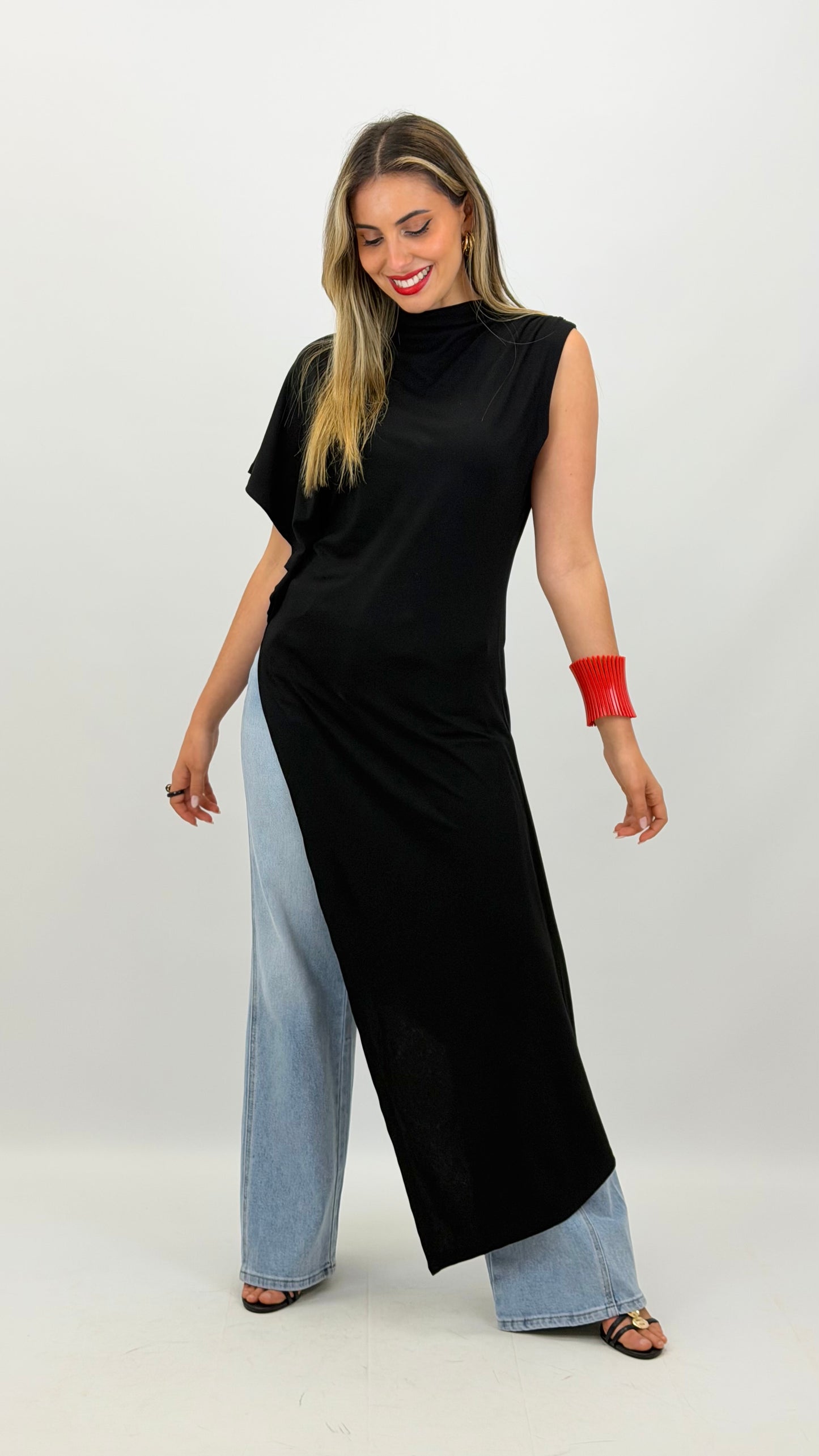 PRÉ VENDA Blusa/t-shirt assimétrica preto