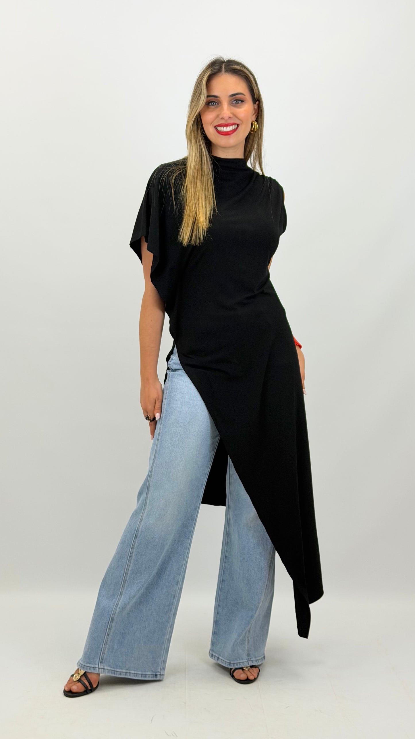 PRÉ VENDA Blusa/t-shirt assimétrica preto