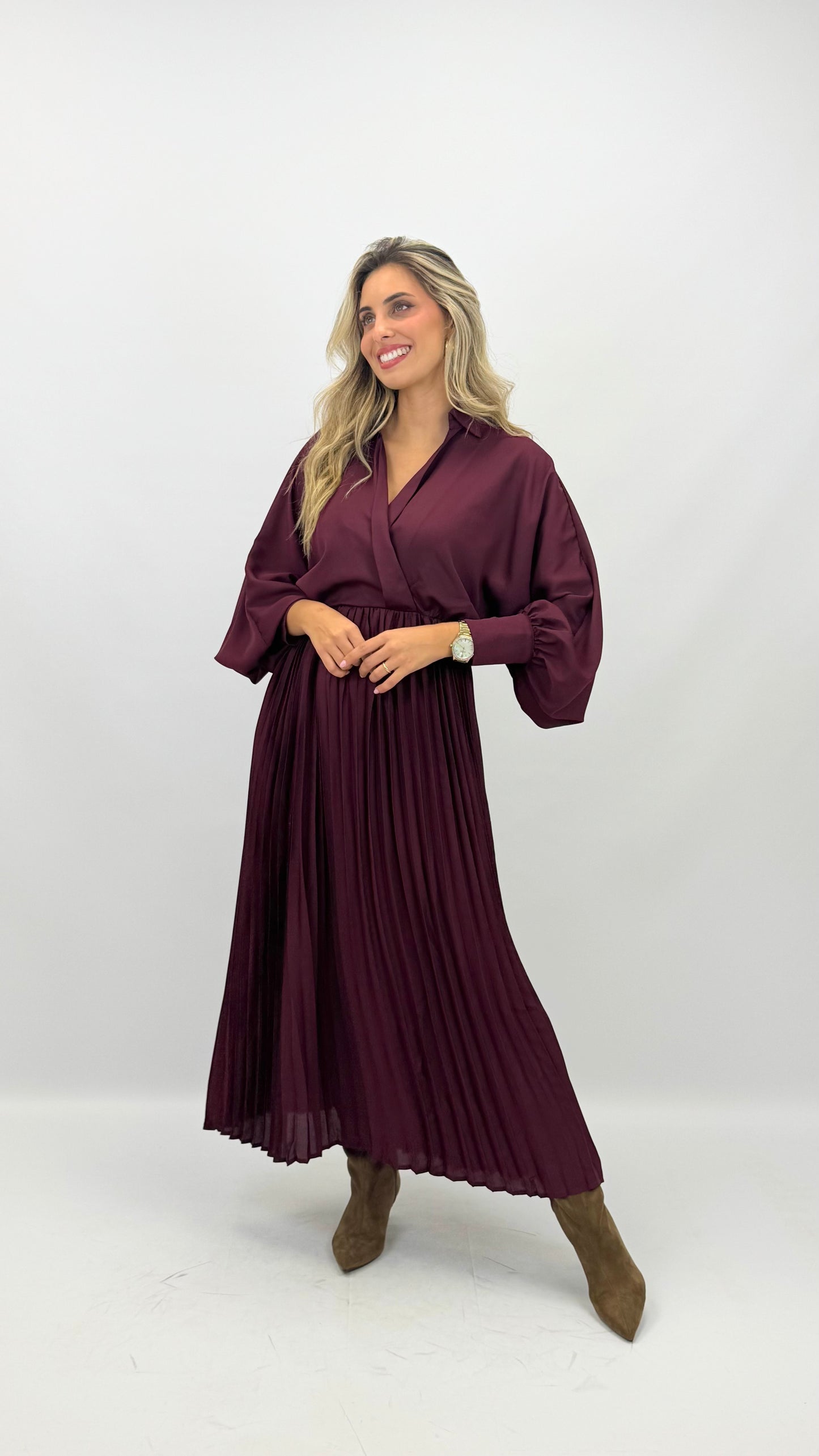 Vestido midi bordeaux com saia plissada