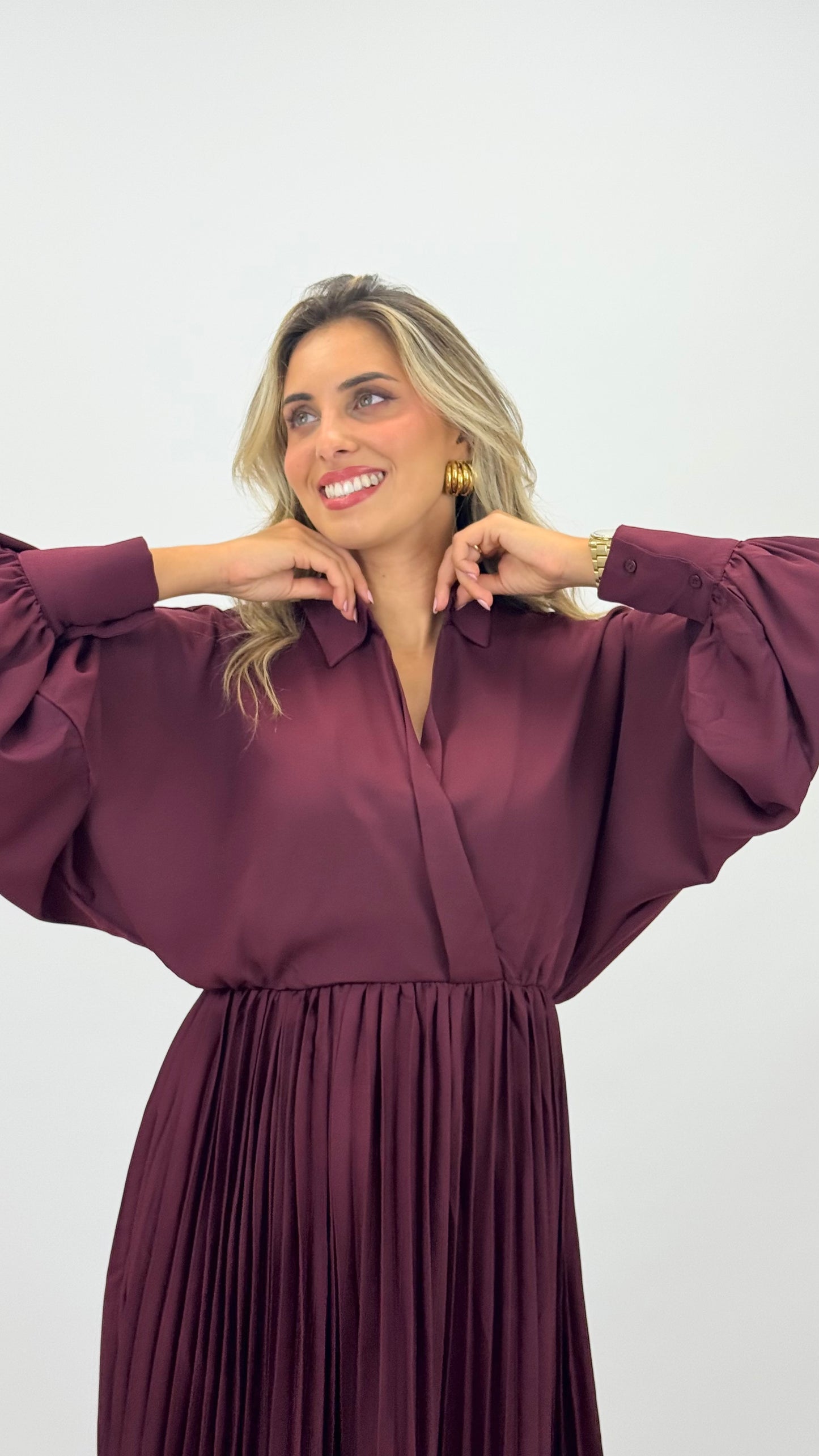 Vestido midi bordeaux com saia plissada