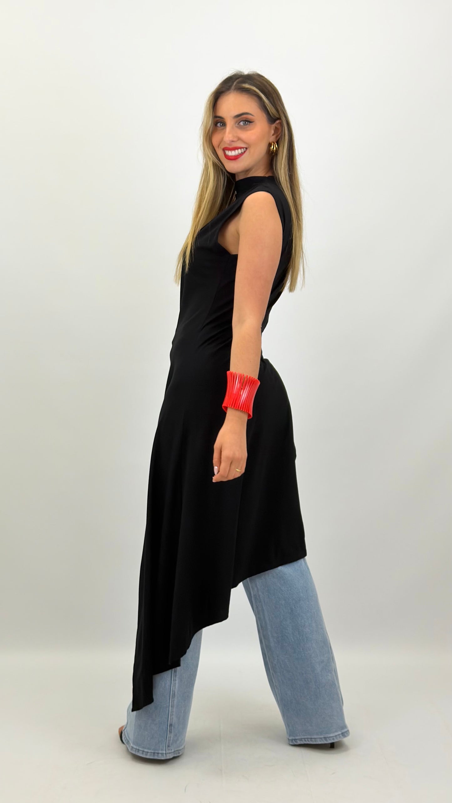 PRÉ VENDA Blusa/t-shirt assimétrica preto