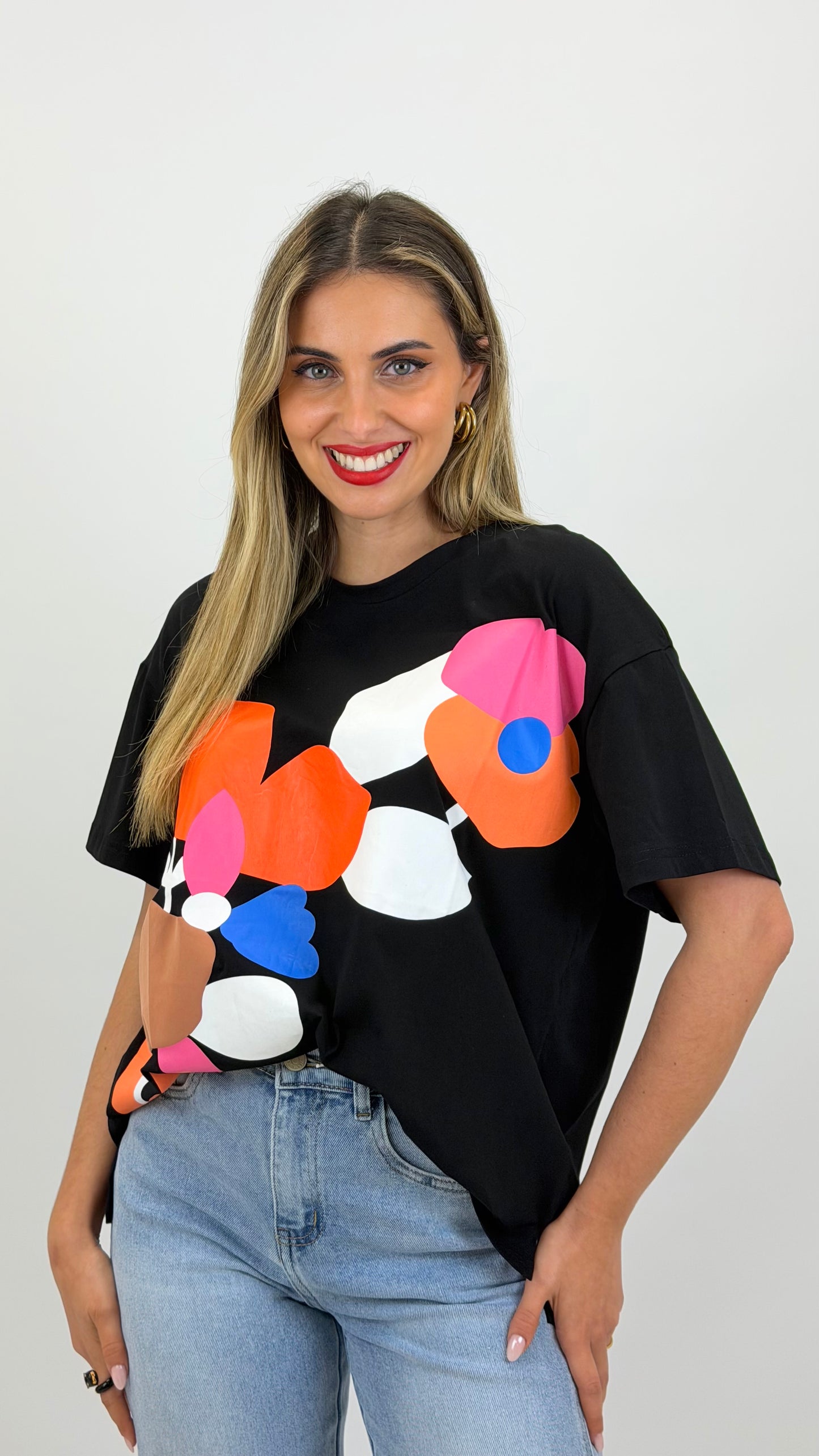 T-shirt preta com estampado colorido