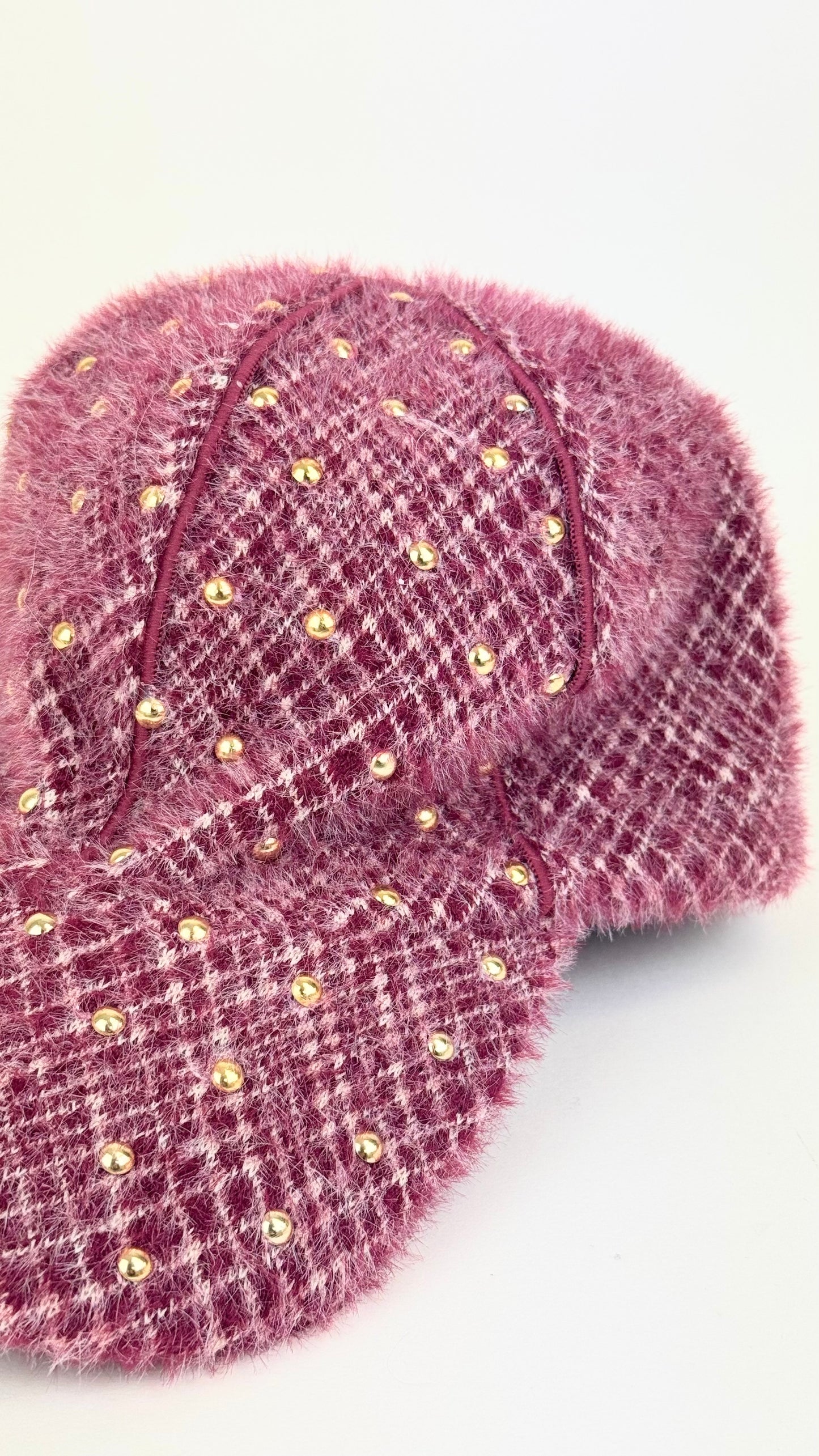 Chapéu tons bordeaux/amora com tachas douradas