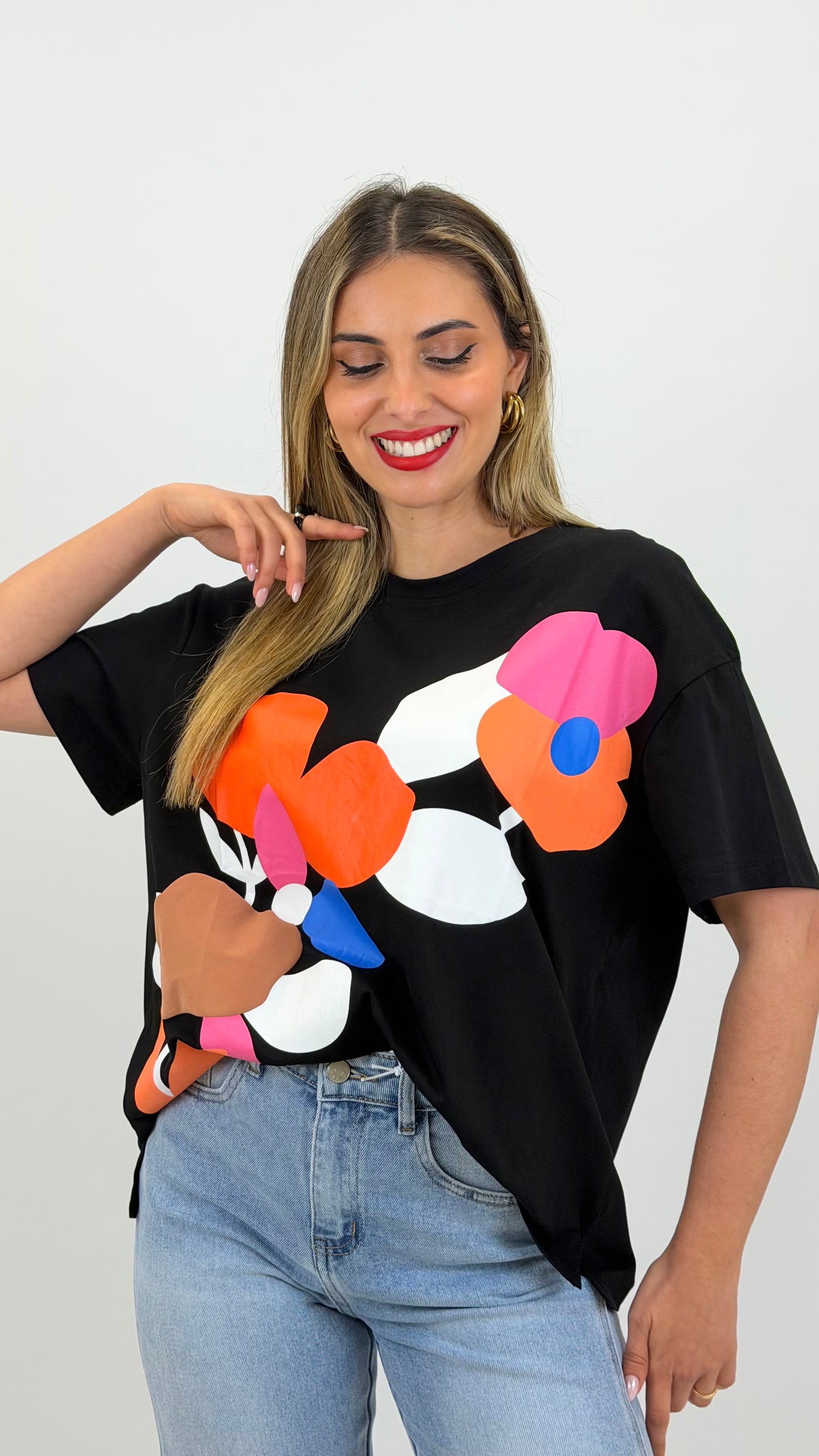 T-shirt preta com estampado colorido