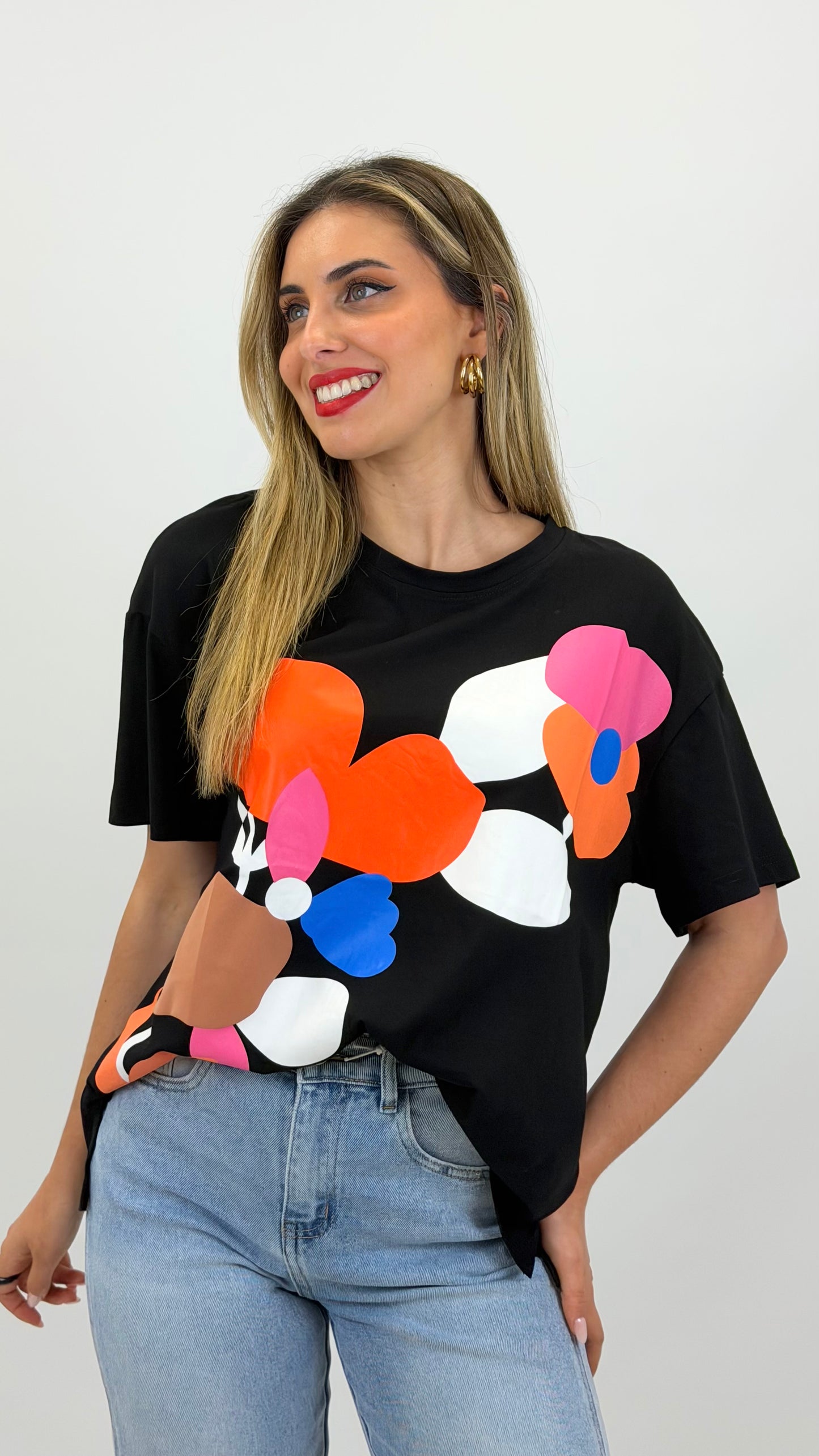 T-shirt preta com estampado colorido