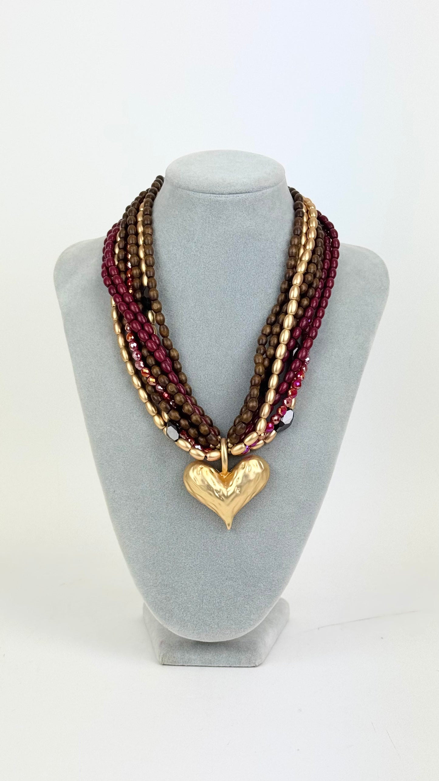 Colar missangas tons de bordeaux e coração dourado