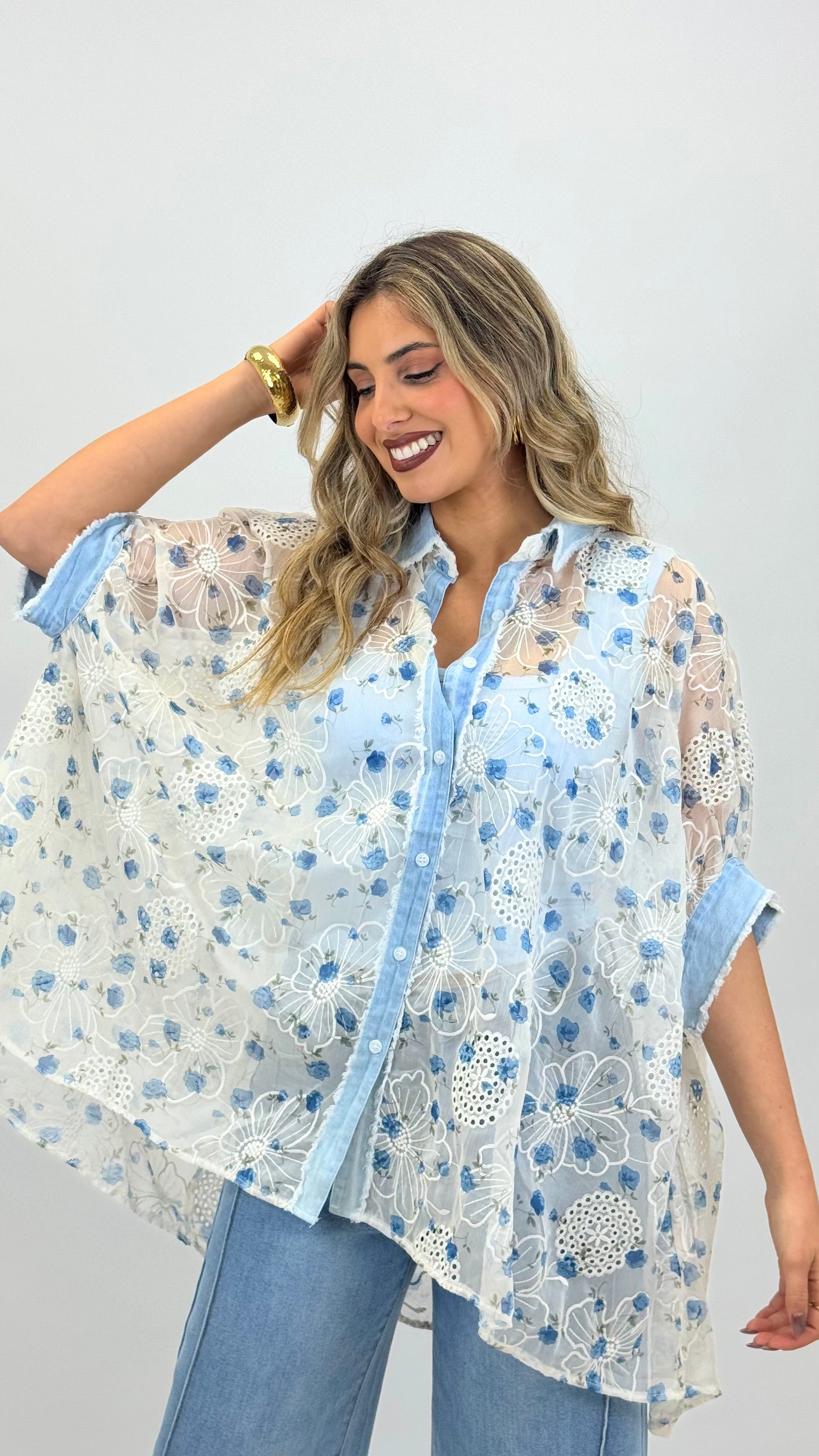 Blusa larga bordado inglês com florzinhas azuis e detalhes ganga