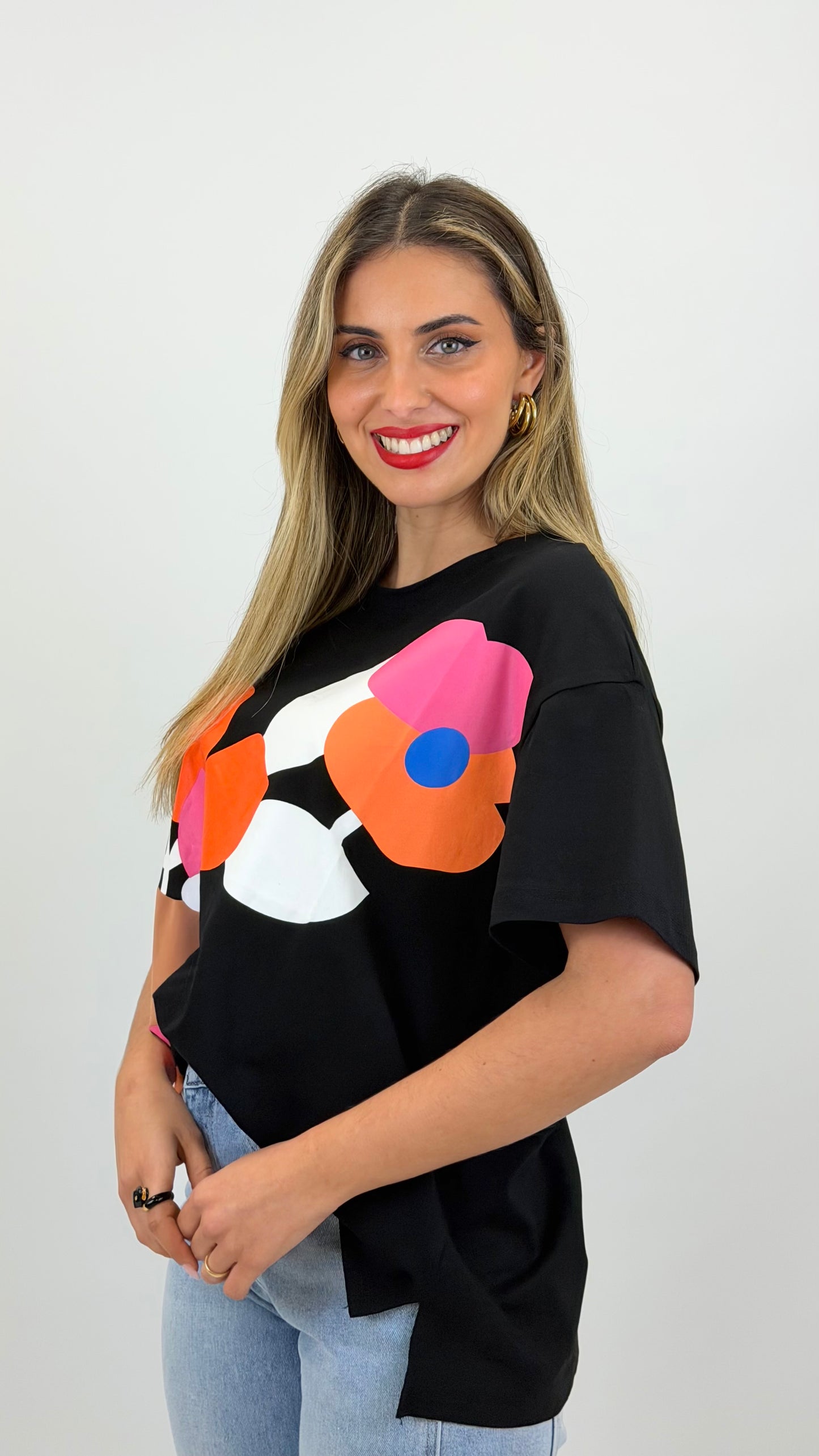T-shirt preta com estampado colorido